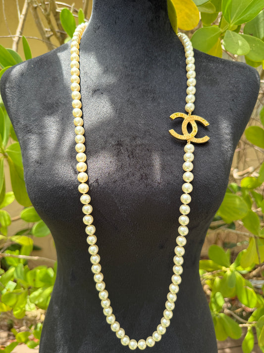 CHANEL 2023A GOLD TONE ICONIC BIG CC LOGO WHITE PEARLS NECKLACE BUTTON CHARM LONG