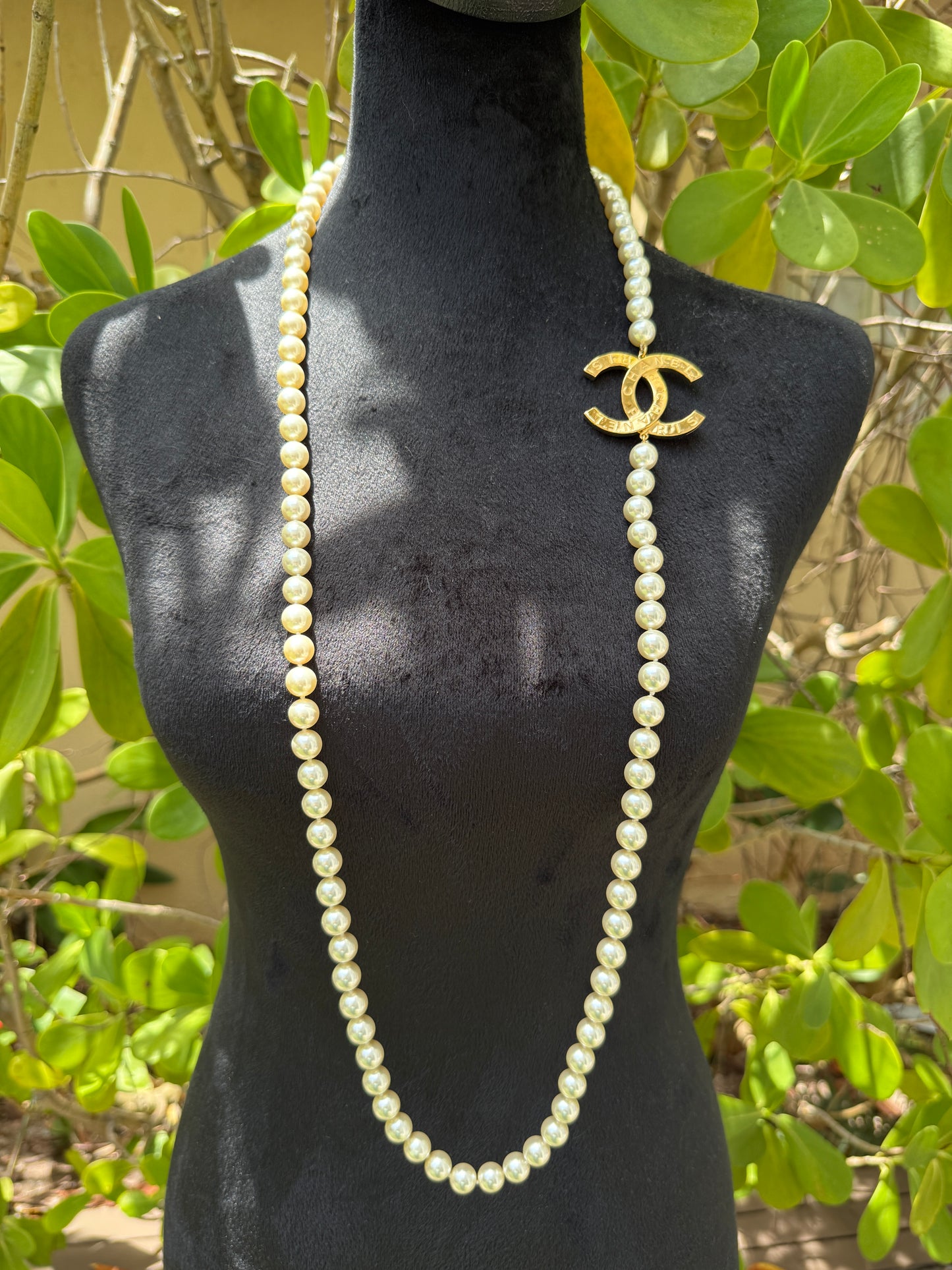 CHANEL 2023A GOLD TONE ICONIC BIG CC LOGO WHITE PEARLS NECKLACE BUTTON CHARM LONG