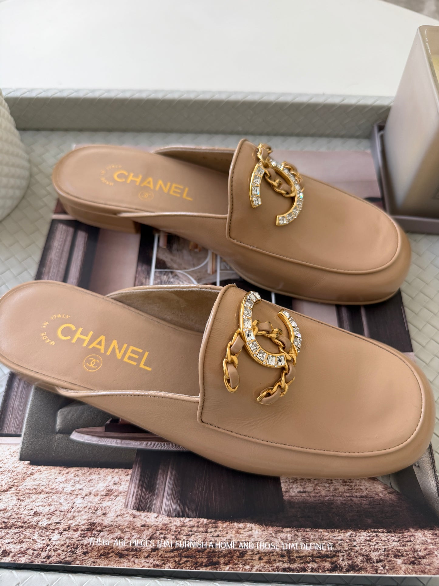 CHANEL GOLD CC LOGO WITH CRYSTALS CHAIN GOLD BEIGE NUDE PATENT LEATHER MULES SLIDES FLATS
