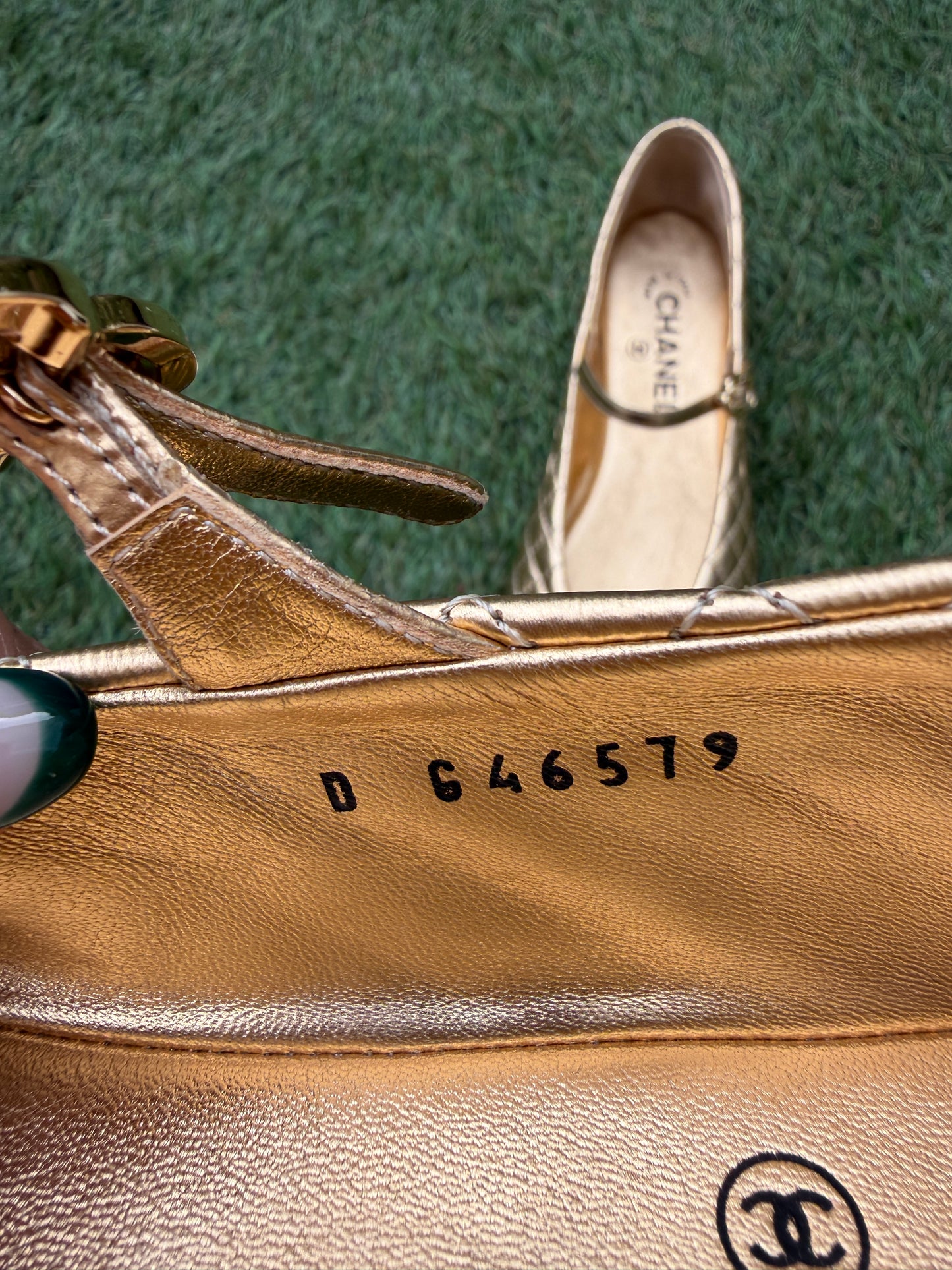 2025 CHANEL CC LOGO METALLIC GOLD LEATHER MARYJANE BALLET BALLERINA FLATS SHOES BUCKLE QUILTED PATENT BLACK CAP TOE