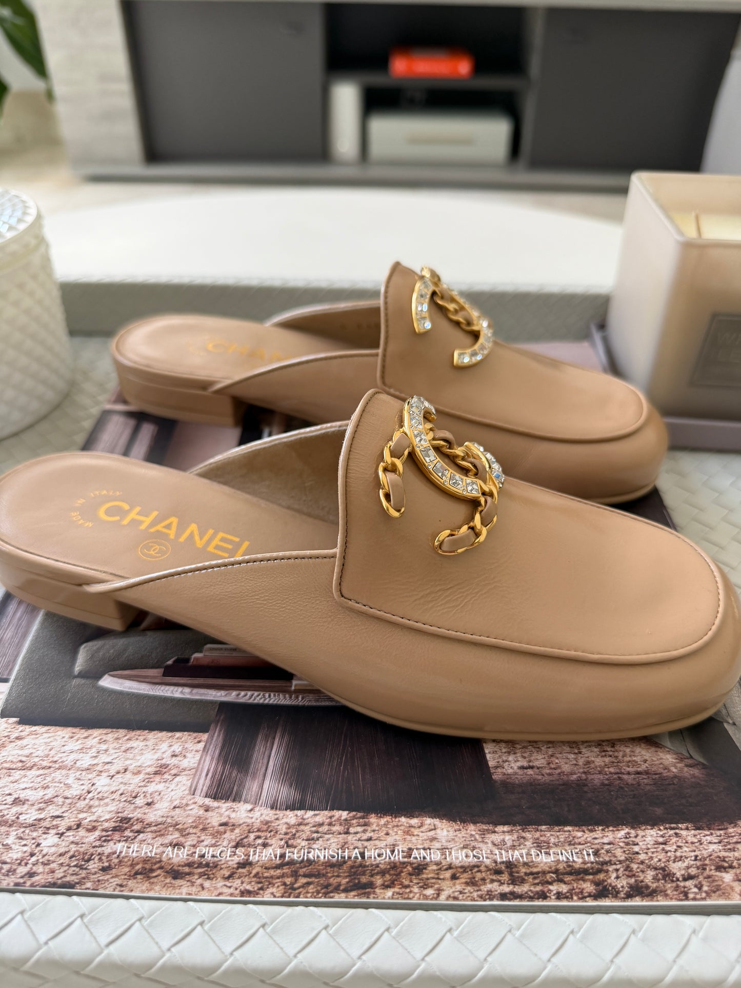 CHANEL GOLD CC LOGO WITH CRYSTALS CHAIN GOLD BEIGE NUDE PATENT LEATHER MULES SLIDES FLATS