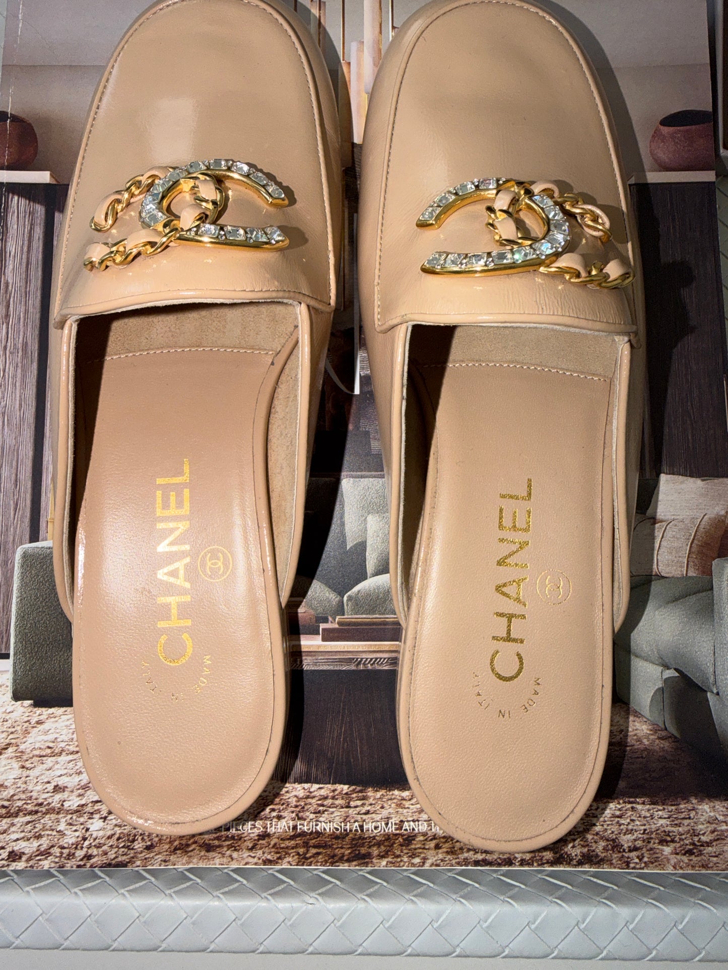 CHANEL GOLD CC LOGO WITH CRYSTALS CHAIN GOLD BEIGE NUDE PATENT LEATHER MULES SLIDES FLATS