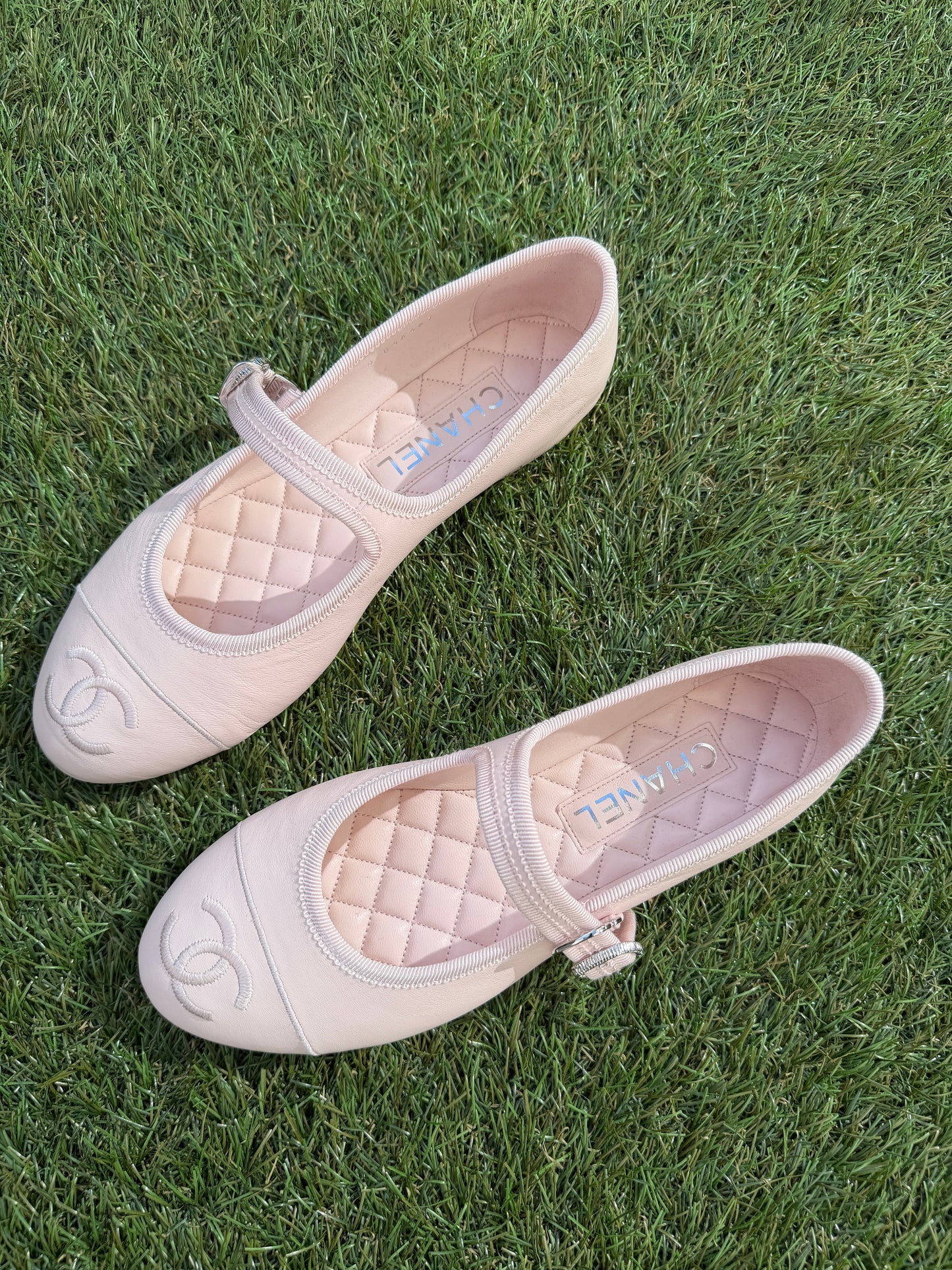 CHANEL CC LOGO LIGHT PINK LEATHER CAP TOE MARYJANE BALLET FLATS SHOES GOLD BUCKLE
