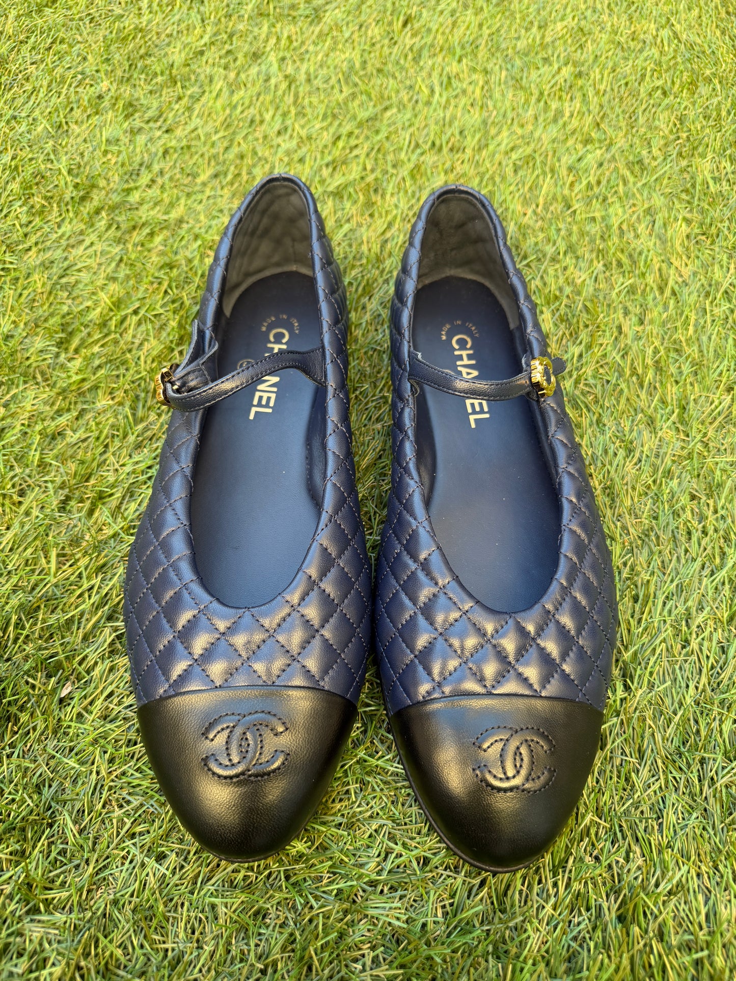 2025 CHANEL CC LOGO BLUE NAVY LEATHER MARYJANE BALLET BALLERINA FLATS SHOES GOLD BUCKLE QUILTED BLACK CAP TOE