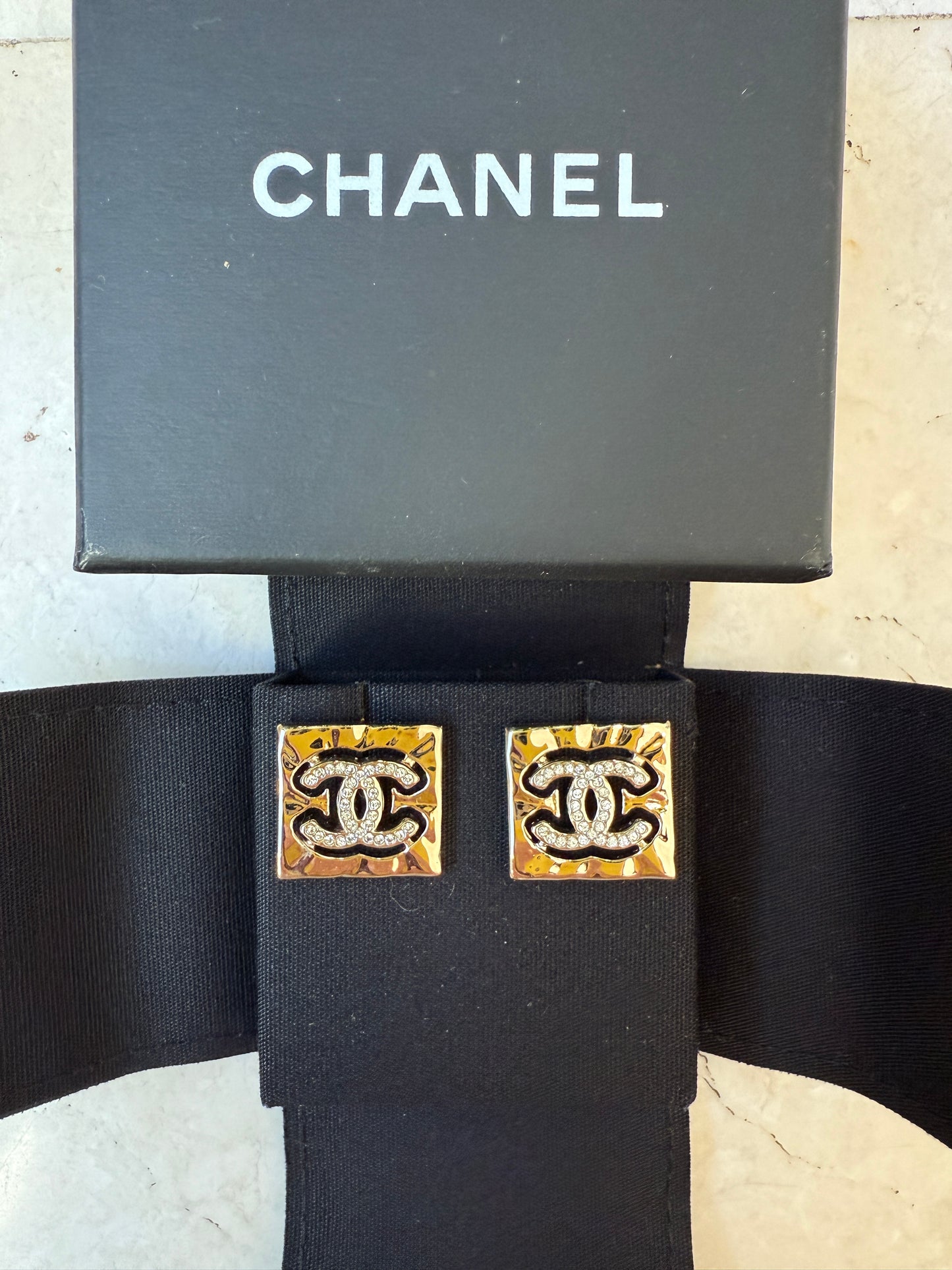 2022S CHANEL RUNWAY SQUARE GOLD CC LOGO WHITE CRYSTALS EARRINGS STUDS 22S STRASS