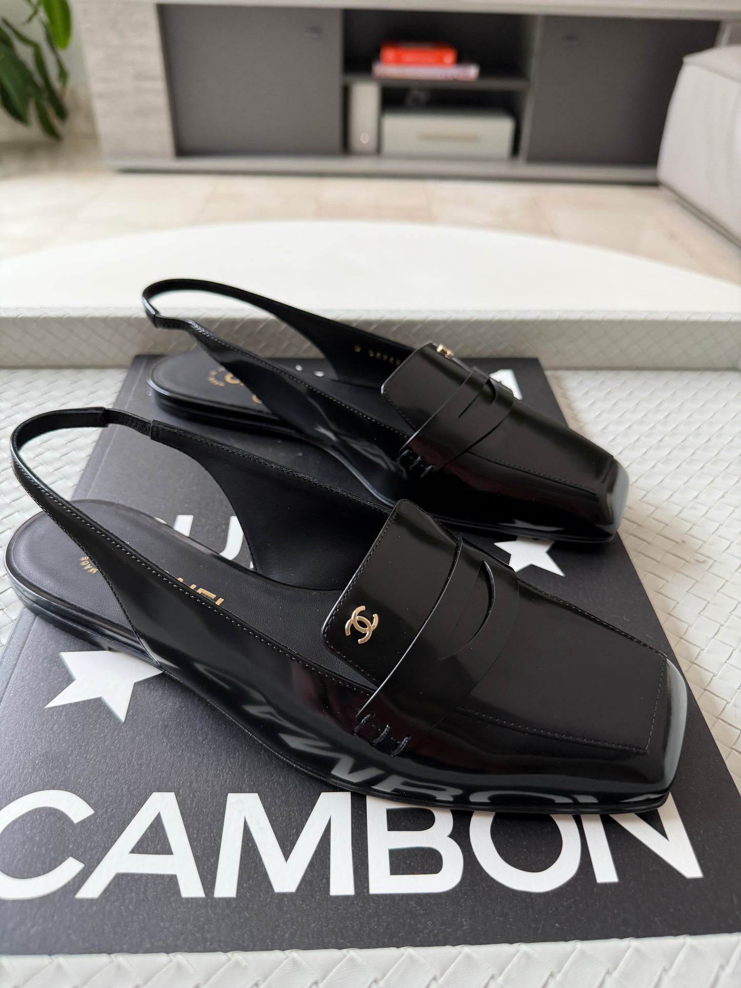 CHANEL F/W 2026 BLACK SHINY CALFSKIN LEATHER SLINGBACK LOAFER SHOES GOLD CC LOGO BLAZY