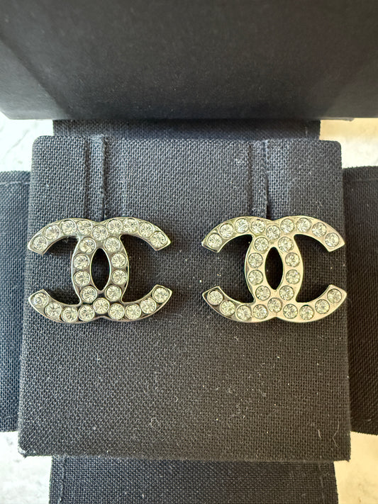 2017K CHANEL CLASSIC DARK SILVER RUTHENIUM GUNMETAL CC LOGO EARRINGS WHITE CRYSTALS STUDS