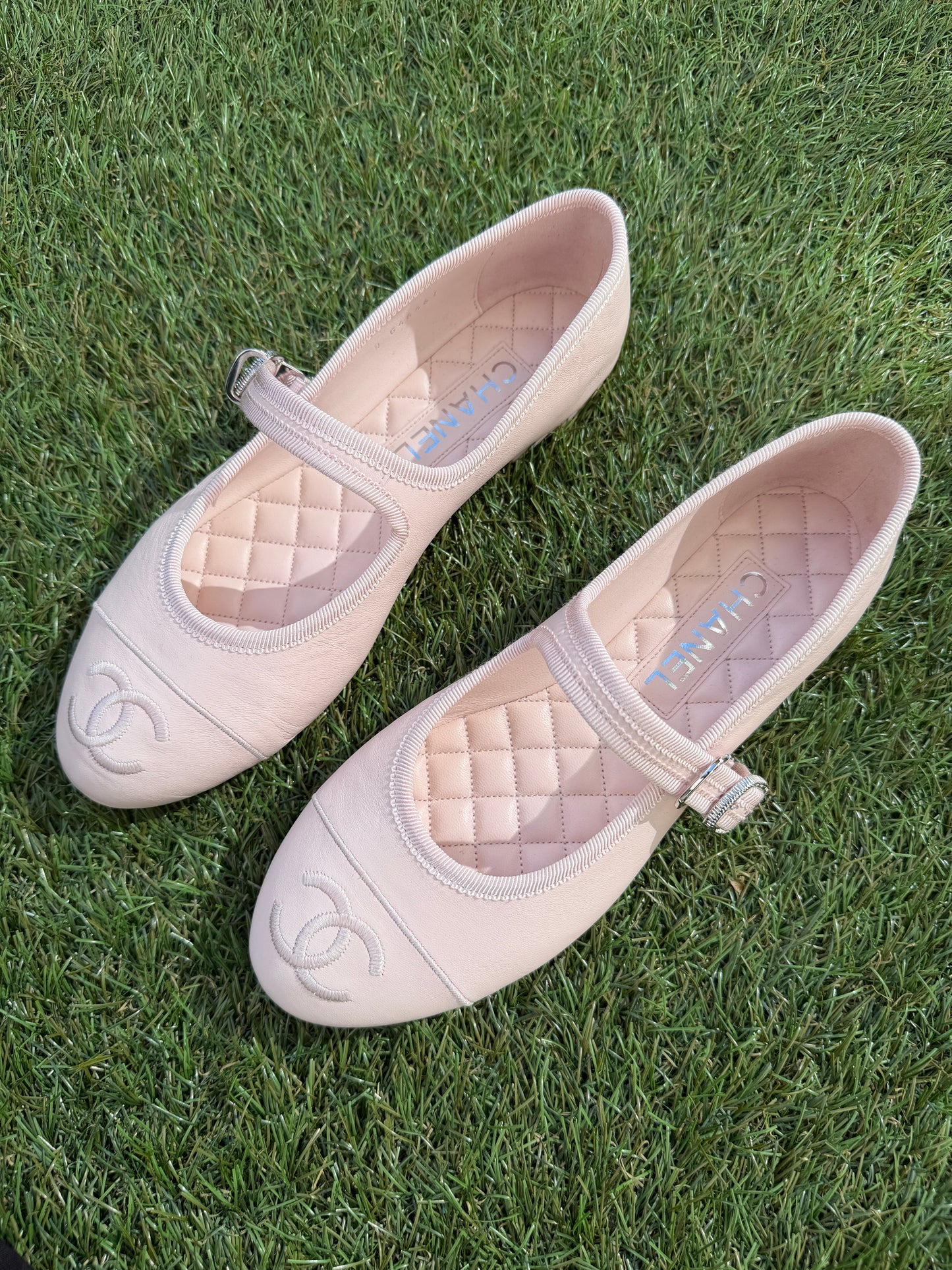 CHANEL CC LOGO LIGHT PINK LEATHER CAP TOE MARYJANE BALLET FLATS SHOES GOLD BUCKLE