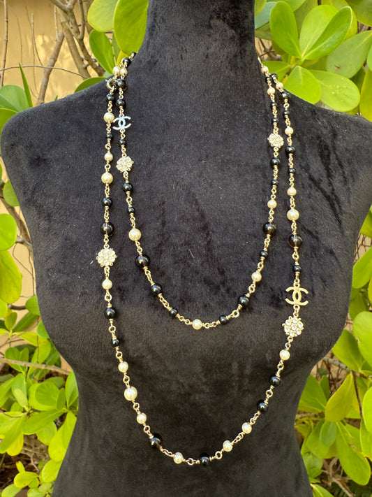 CHANEL 2019B GOLDEN TONE CC LOGO WHITE/BLACK PEARLS CRYSTAL BALLS LONG NECKLACE