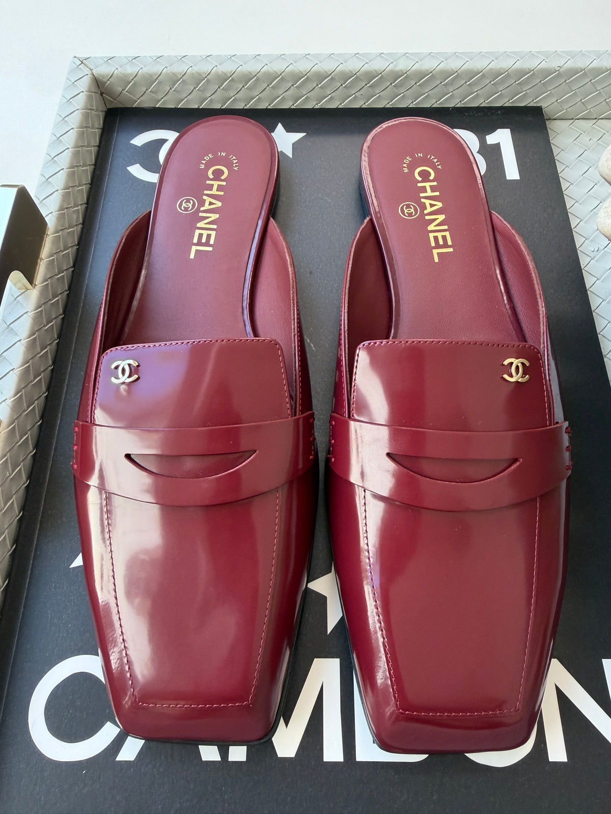 CHANEL F/W 2026 BURGUNDY SHINY CALFSKIN LEATHER MULE LOAFERS  SQUARE TOE BLAZY MULES SLIDES