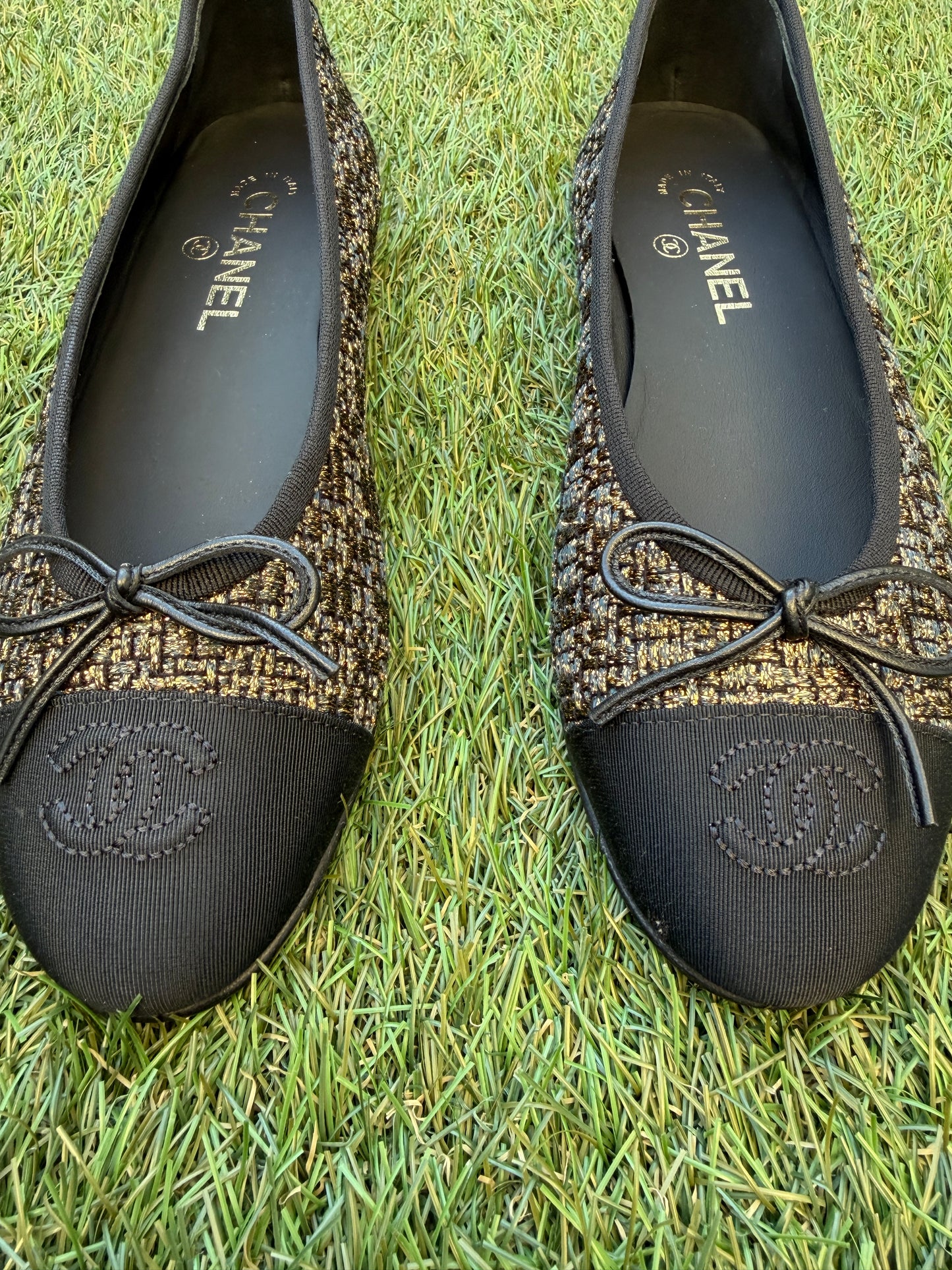 CHANEL CC LOGO GOLD BLACK FABRIC TWEED BALLET BALLETINA FLATS CAP TOE  SHOES