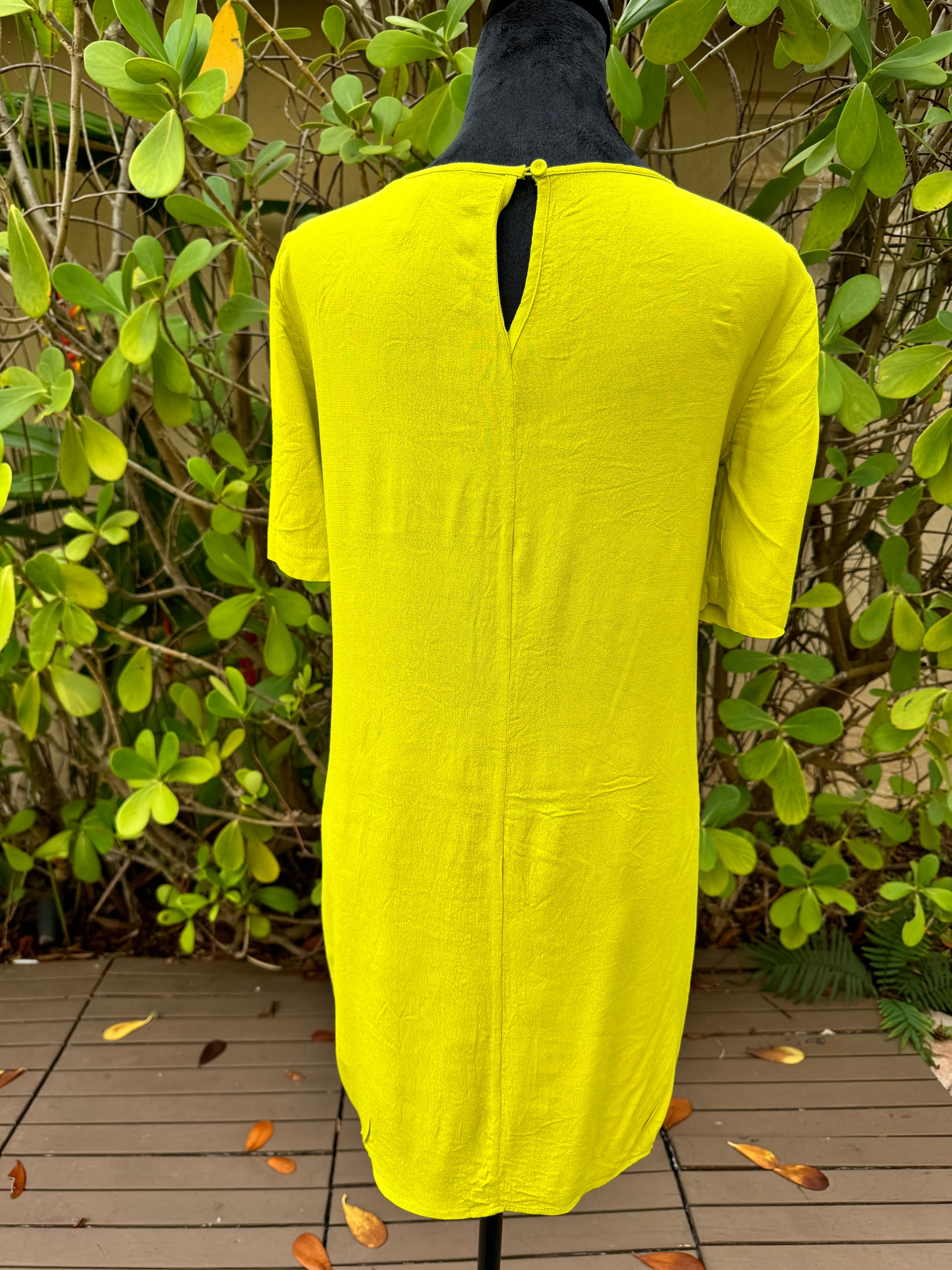 BCBGMaxazria Rosetta Lemongrass Green Half Sleeve Cut Out Shift Dress Pre-Owned BCBGMaxazria Rosetta Lemongrass Green Half Sleeve Cut Out Shift Dress Pre-Owned