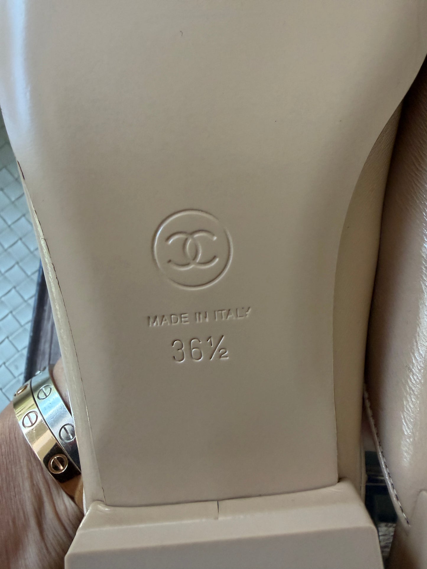 CHANEL GOLD CC LOGO WITH CRYSTALS CHAIN GOLD BEIGE NUDE PATENT LEATHER MULES SLIDES FLATS