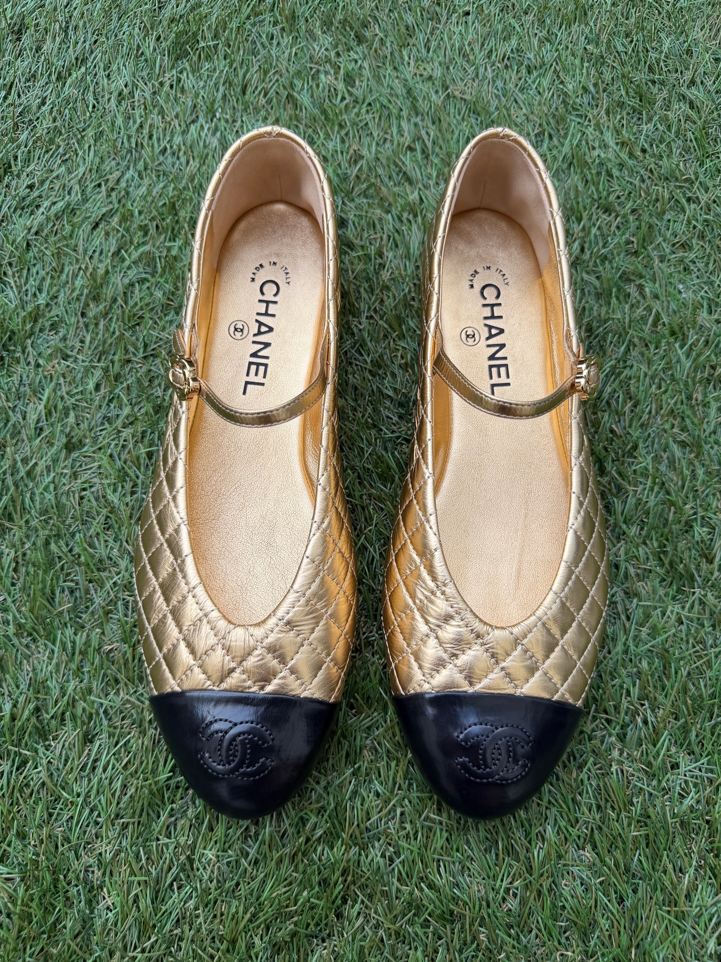 2025 CHANEL CC LOGO METALLIC GOLD LEATHER MARYJANE BALLET BALLERINA FLATS SHOES BUCKLE QUILTED PATENT BLACK CAP TOE