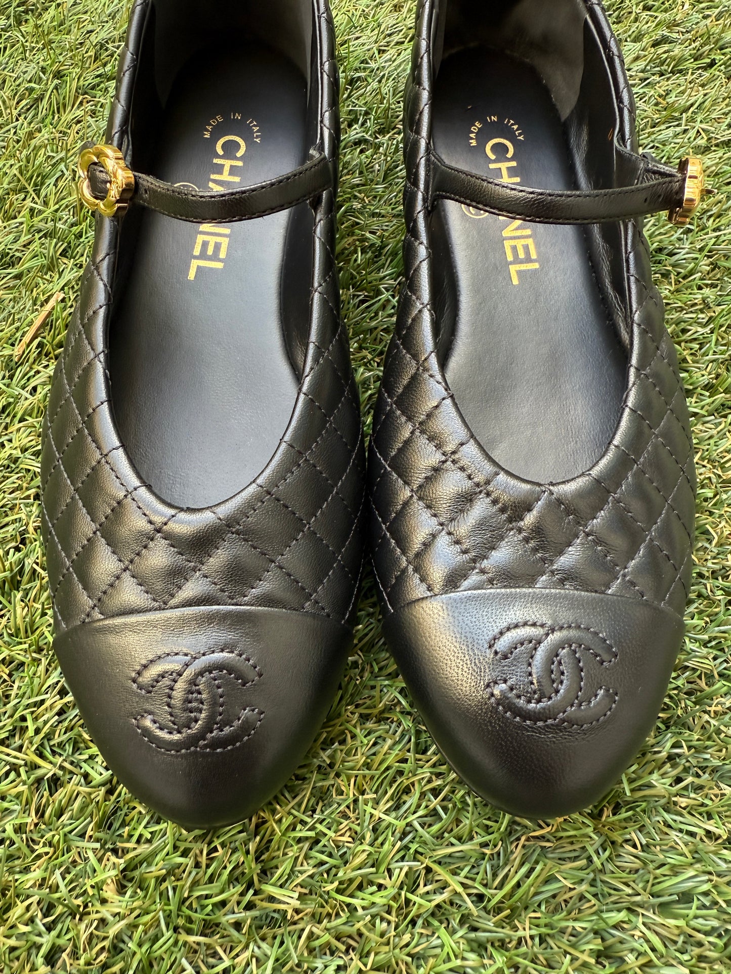 CHANEL CC LOGO BLACK LEATHER MARYJANE BALLET FLATS GOLD BUCKLE 37/37C MISMATCH