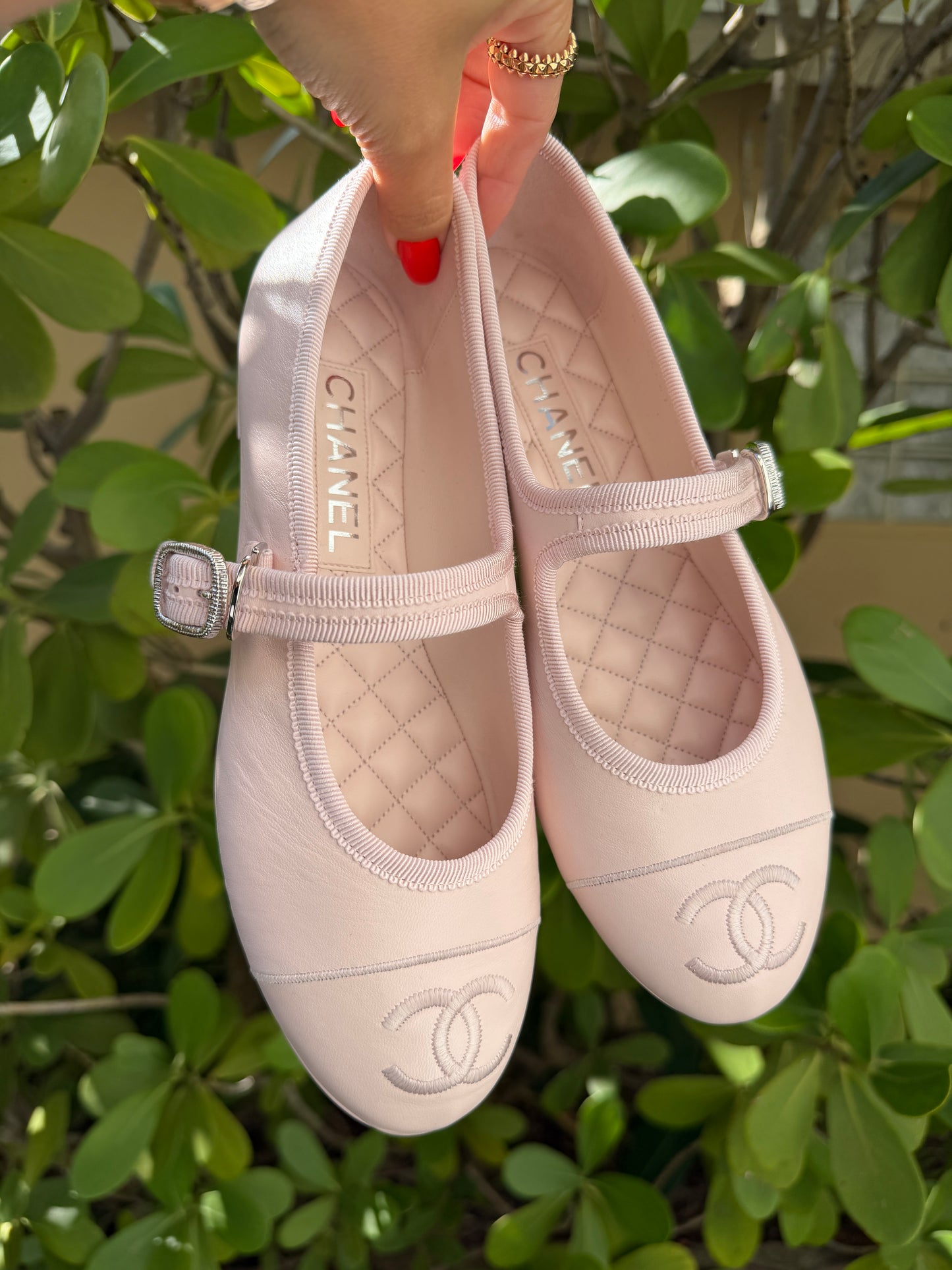 CHANEL CC LOGO LIGHT PINK LEATHER CAP TOE MARYJANE BALLET FLATS SHOES GOLD BUCKLE