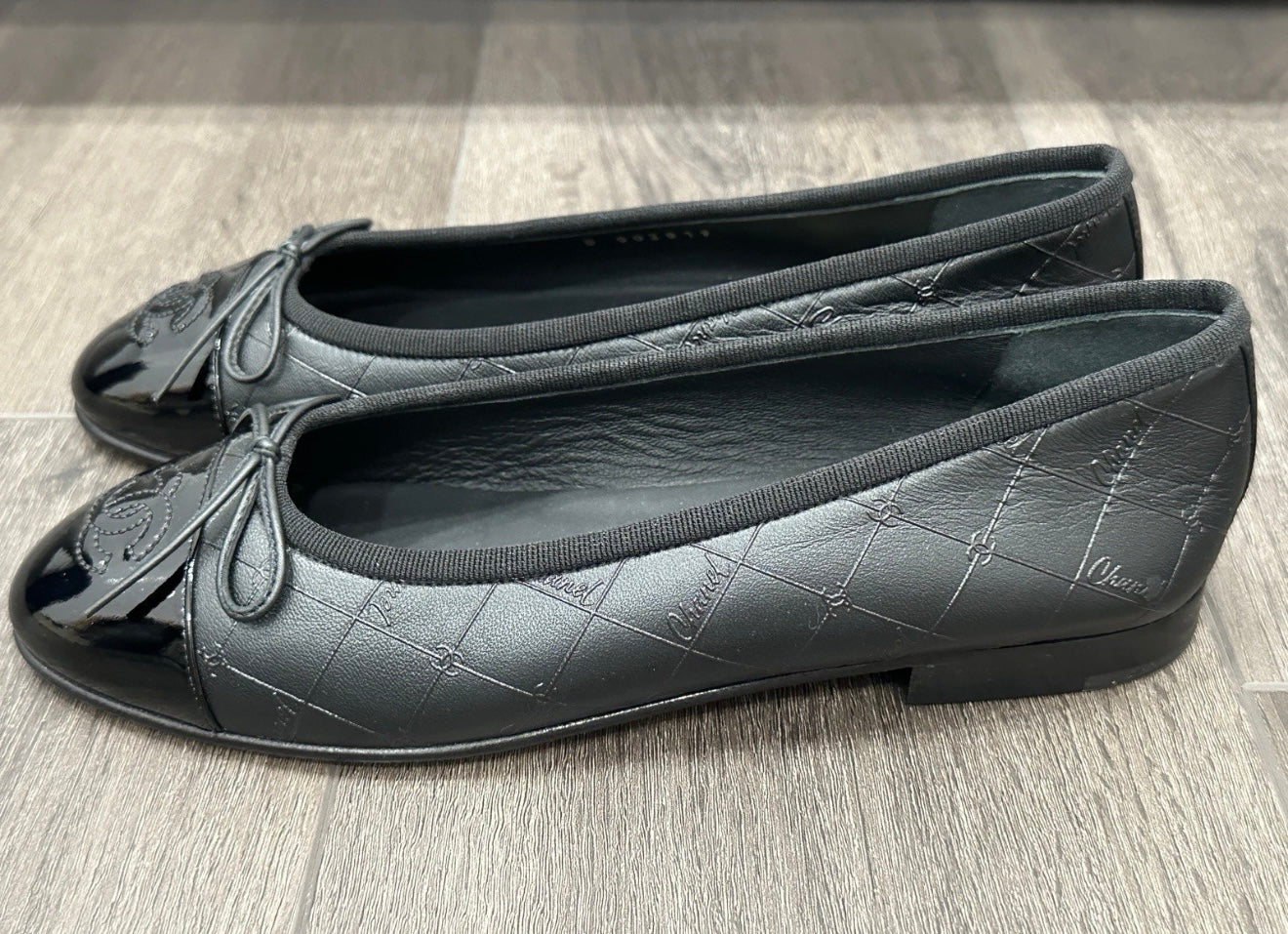CHANEL CC LOGO STAMPED EMBOSSED BLACK LEATHER PATENT CAP TOE BALLET BALLERINA FLATS SHOES