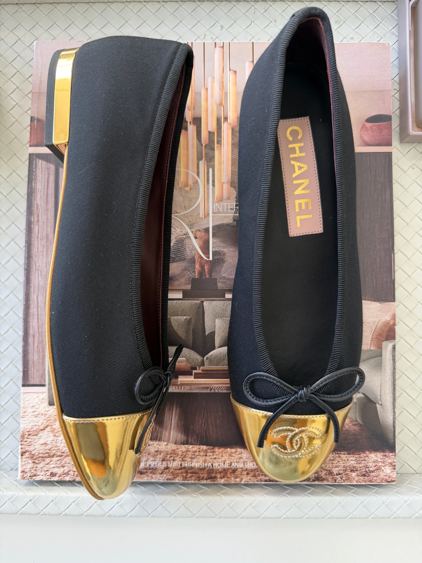 CHANEL GOLD METALLIC GROSGRAIN CC LOGO CAPTOE BLACK FABRIC BALLET FLATS SHOES