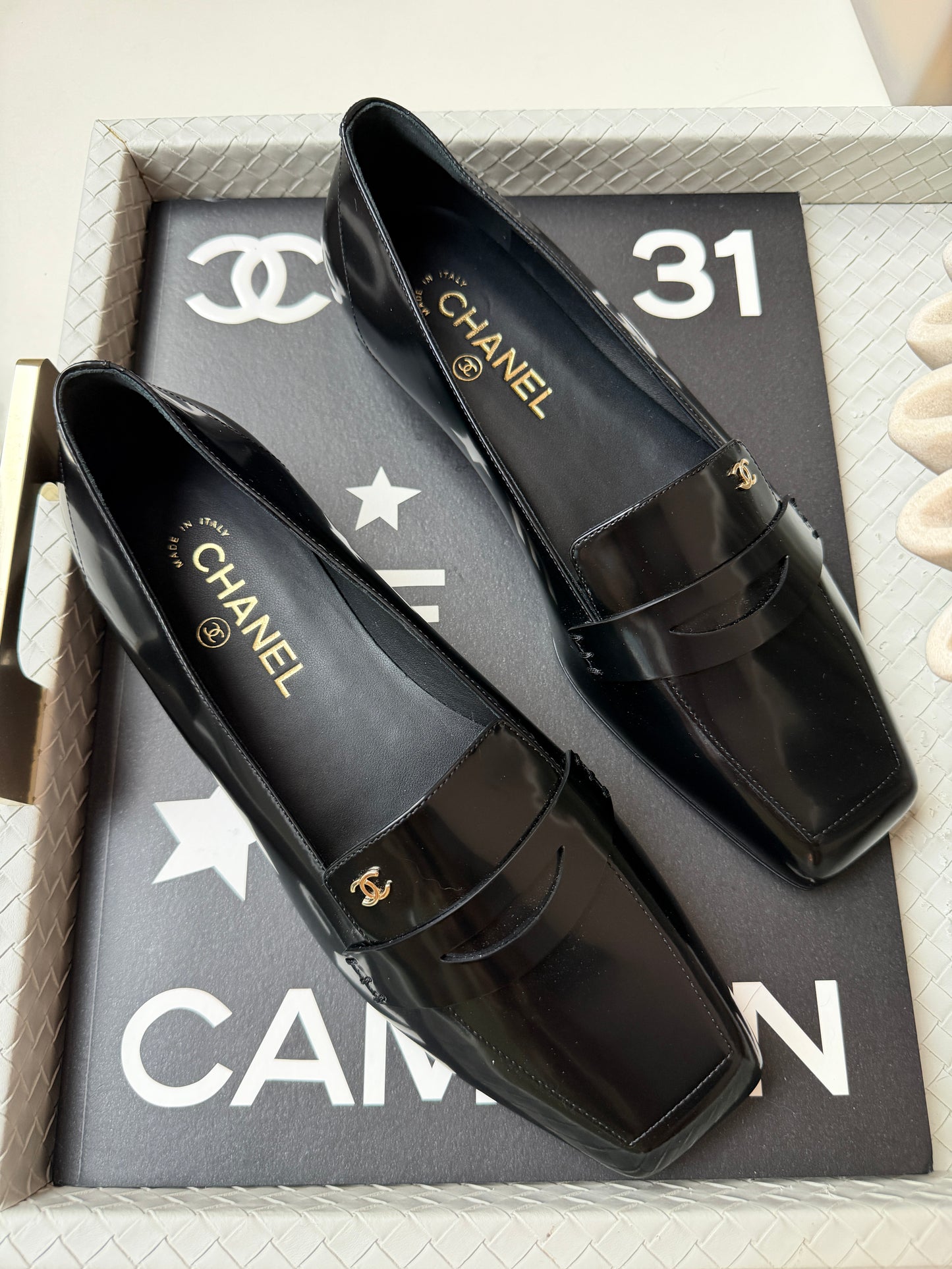 CHANEL F/W 2026 BLACK SHINY CALFSKIN LEATHER LOAFERS SQUARE TOE BLAZY FLATS