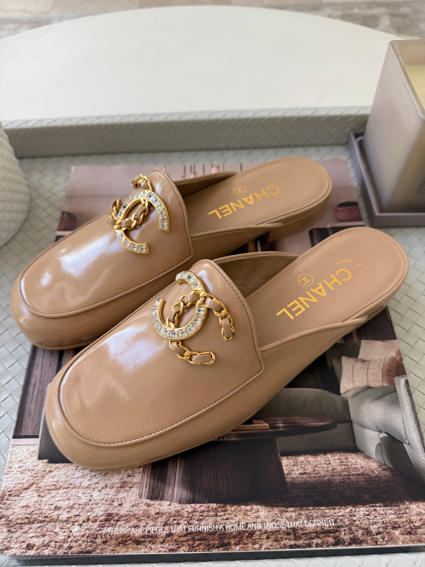 CHANEL GOLD CC LOGO WITH CRYSTALS CHAIN GOLD BEIGE NUDE PATENT LEATHER MULES SLIDES FLATS