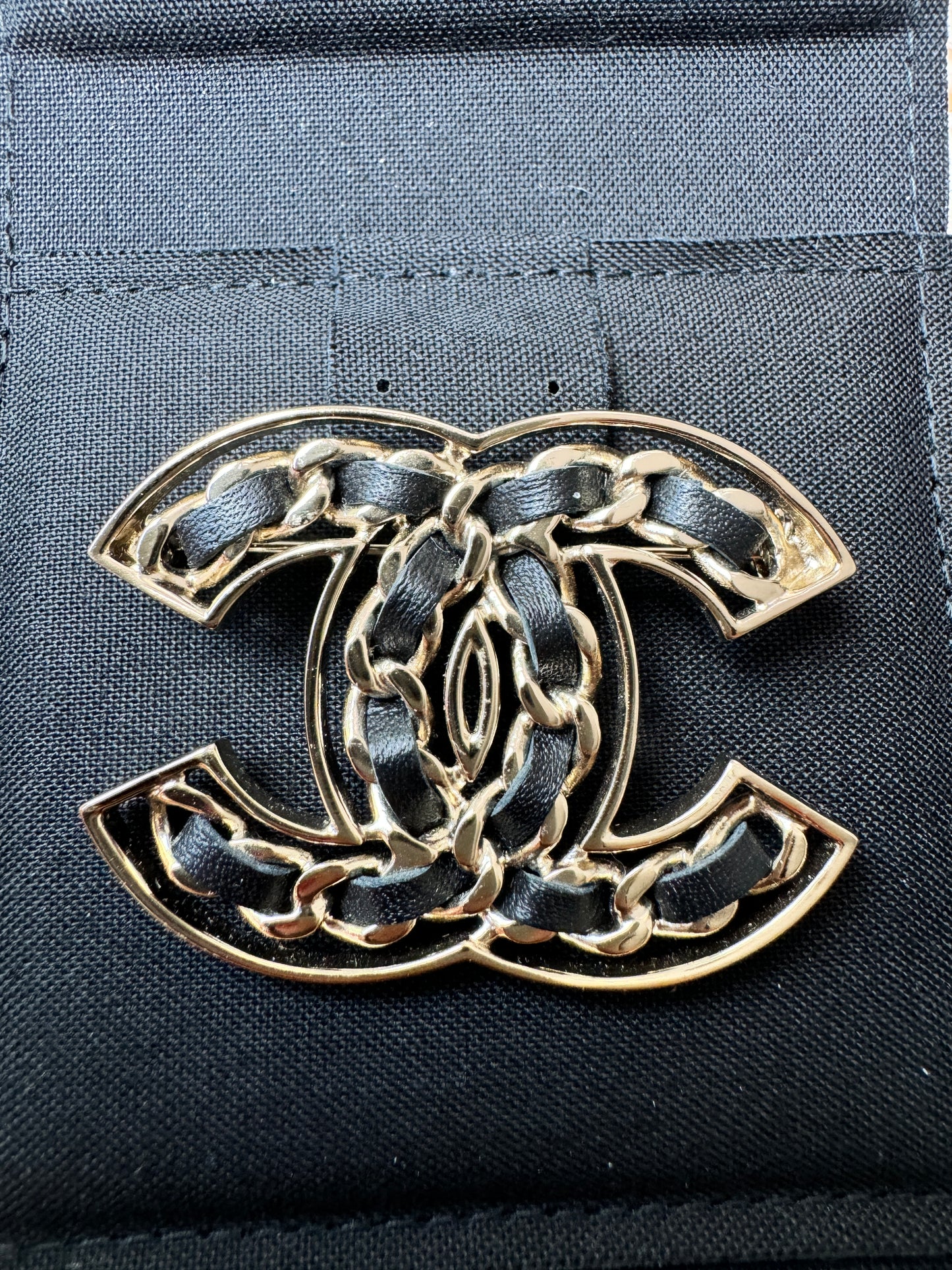 CHANEL 19P CLASSIC GOLD TONE LARGE BIG CC LOGO CHAIN BLACK LEATHER BROOCH PIN