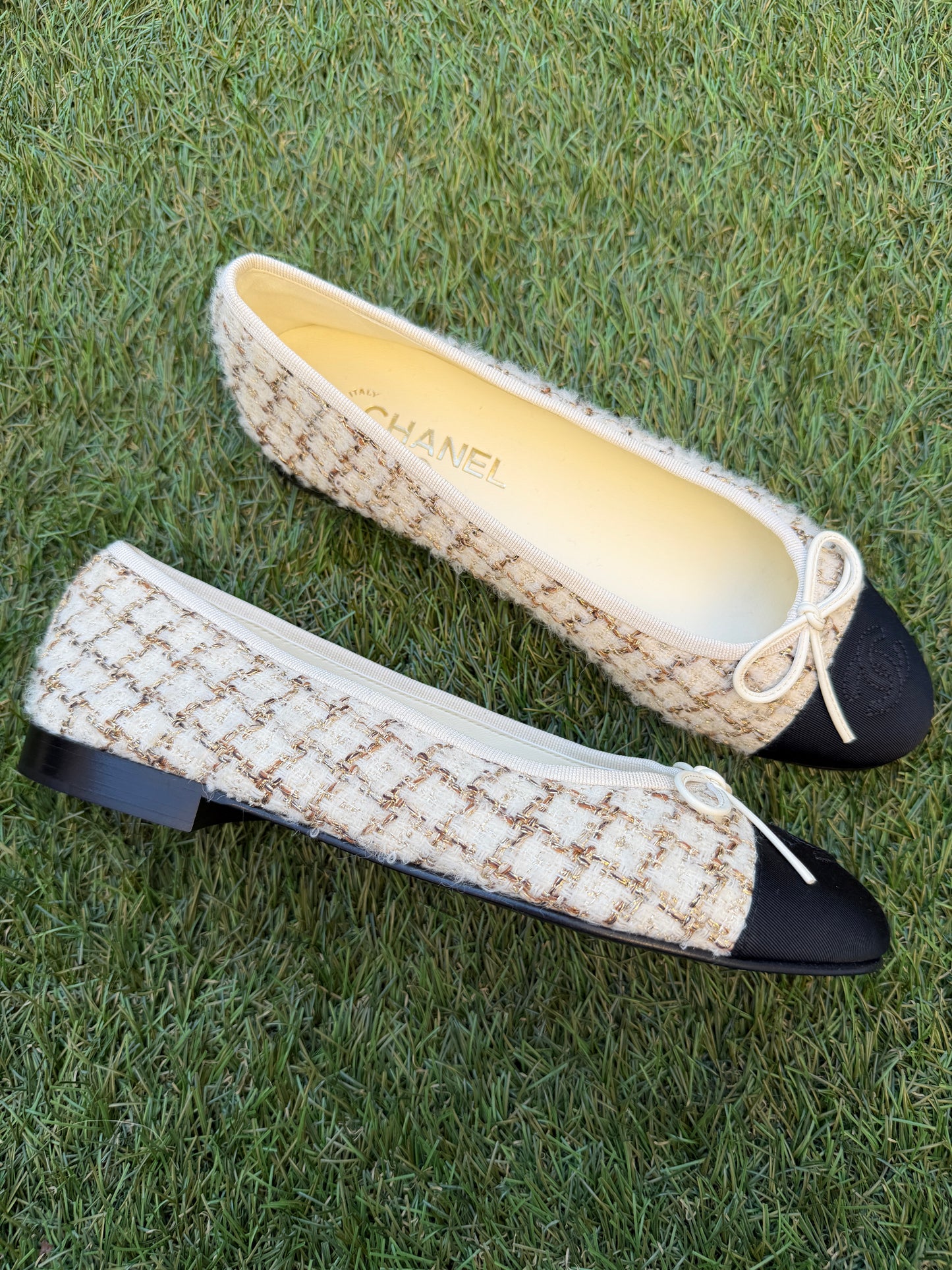 2025K CHANEL WOOL MOHAIR TWEED ECRU BEIGE GOLD FABRIC BALLET FLATS SHOES