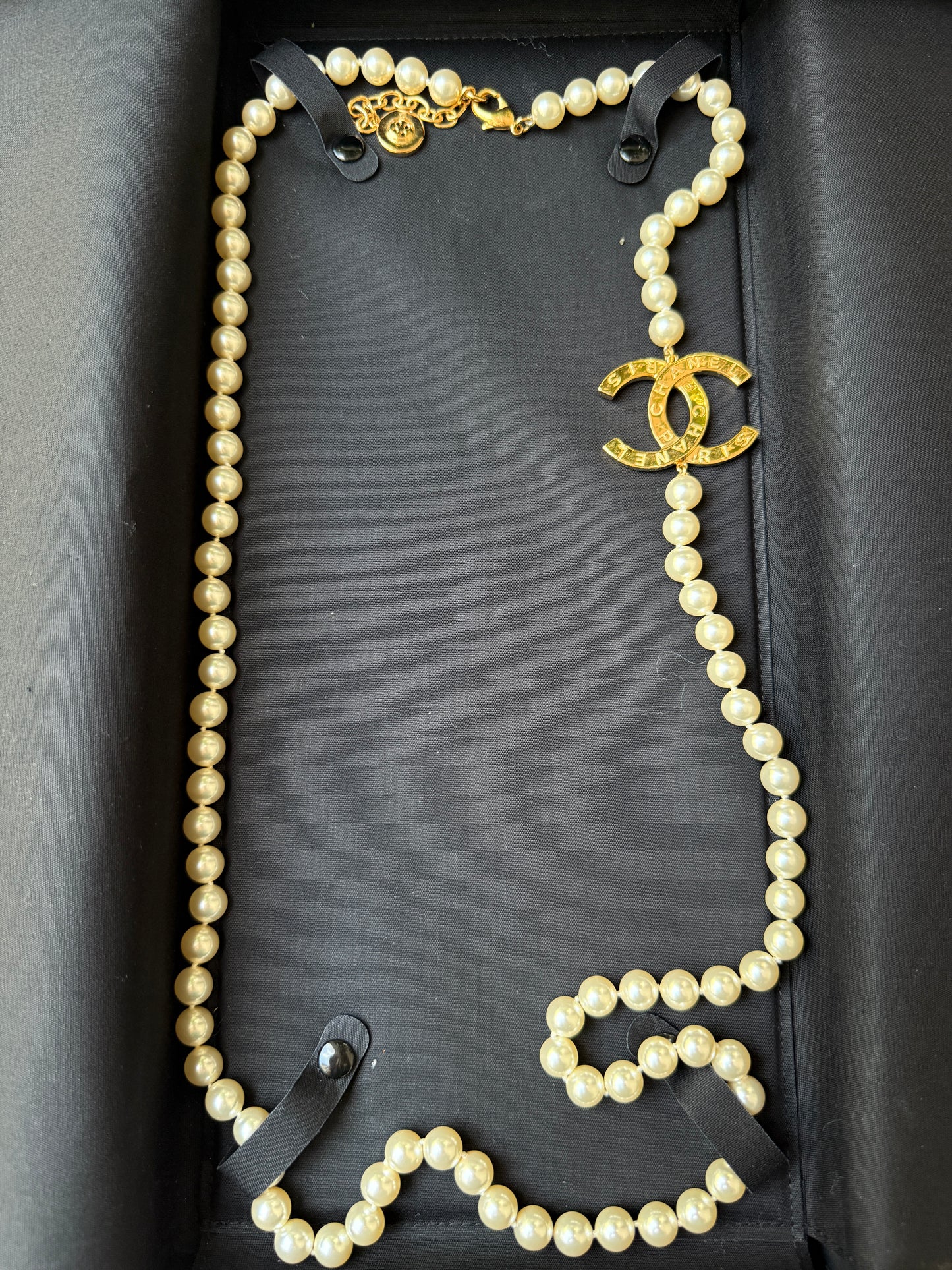 CHANEL 2023A GOLD TONE ICONIC BIG CC LOGO WHITE PEARLS NECKLACE BUTTON CHARM LONG