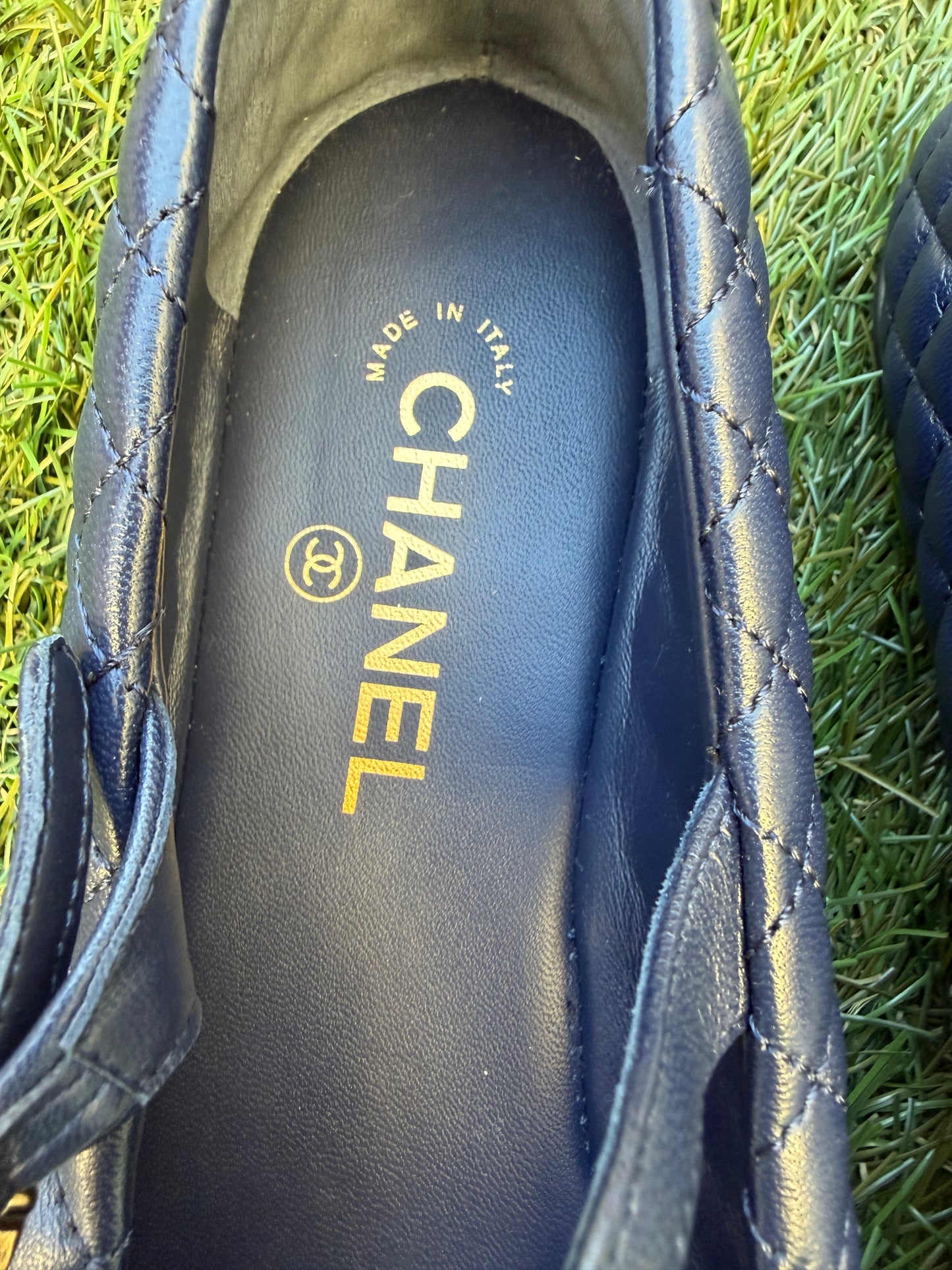 2025 CHANEL CC LOGO BLUE NAVY LEATHER MARYJANE BALLET BALLERINA FLATS SHOES GOLD BUCKLE QUILTED BLACK CAP TOE