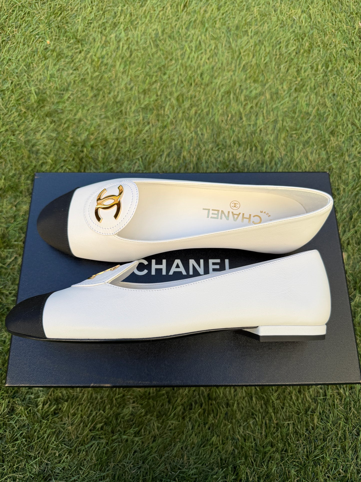 CHANEL SS 2026 CALFSKIN GROSGRAIN GOLD CC LOGO WHITE BLACK LEATHER CAPTOE MOCCASINS FLATS LOAFERS
