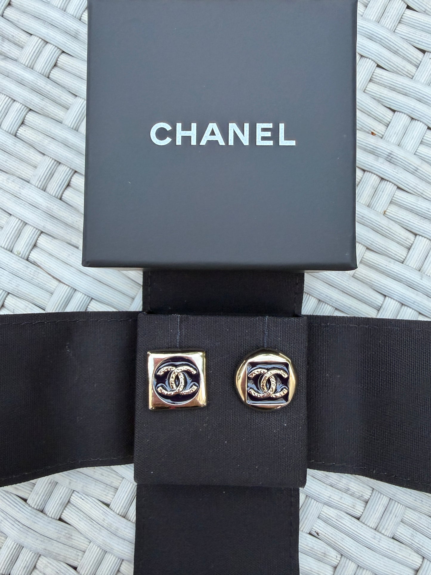 2026 C CHANEL RUNWAY SQUARE ROUND CC LOGO BLUE ENAMEL GOLD TONE EARRINGS STUDS