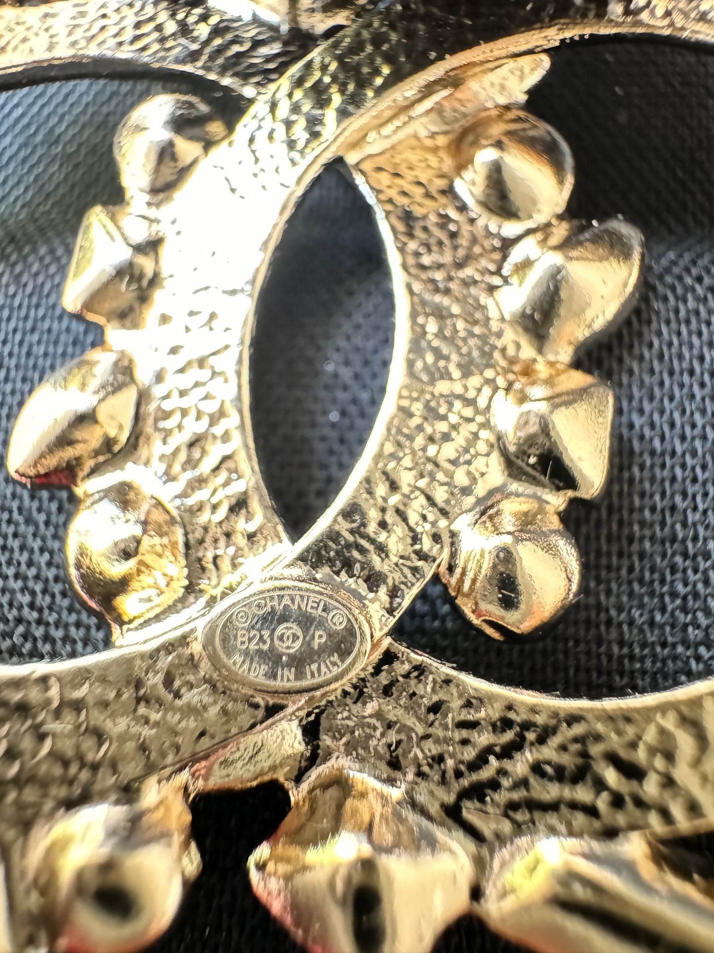 CHANEL 23P CLASSIC GOLD TONE LARGE CC LOGO CRYSTAL BAGUETTE BROOCH PIN