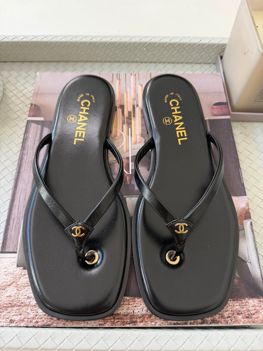 Chanel 2026 MÉTIERS D’ART Black Leather Gold CC Logo Flip Flops Slides Flat Sandals Thongs