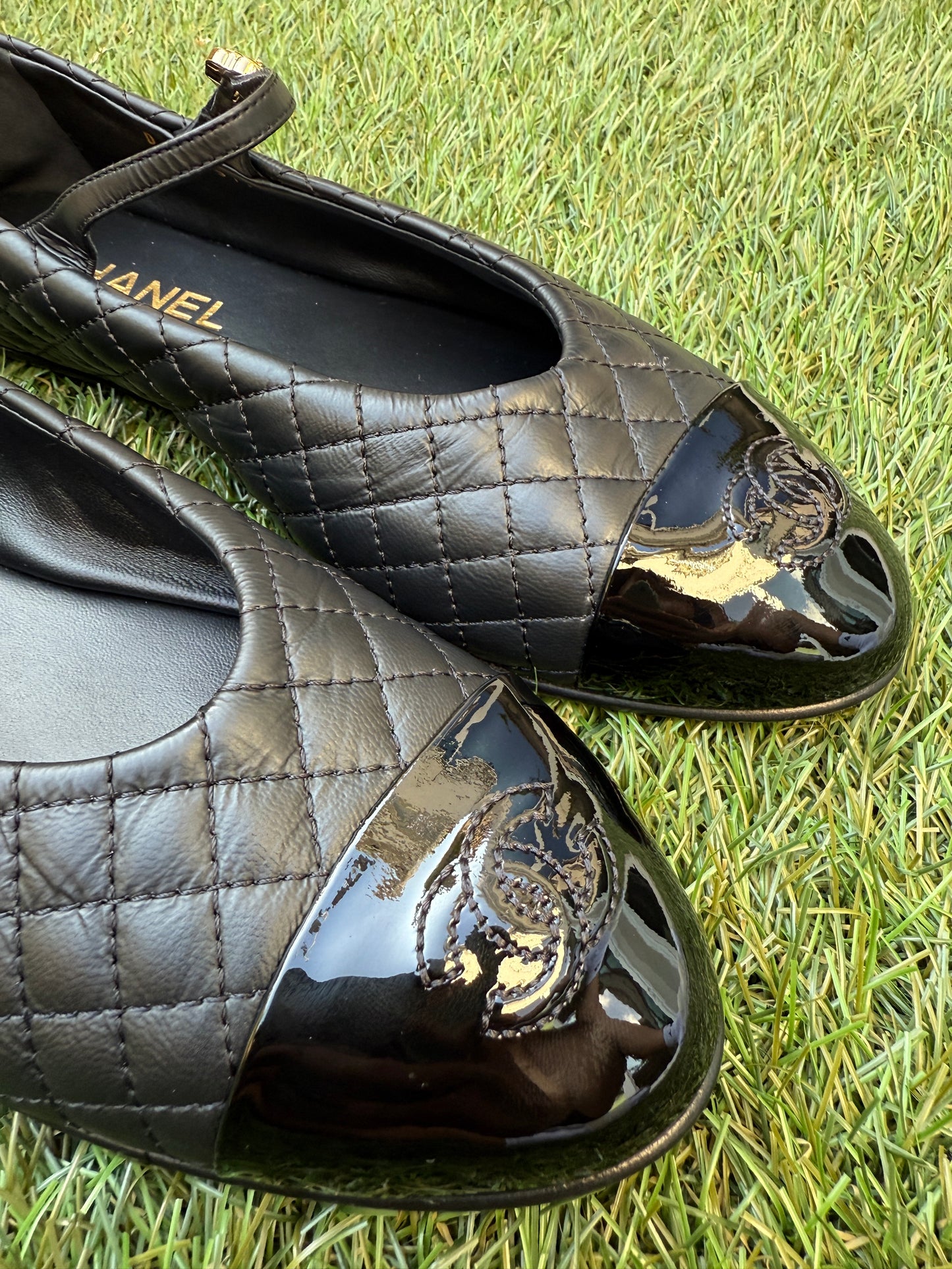 2025 CHANEL CC LOGO BLACK LEATHER MARYJANE BALLET FLATS SHOES GOLD BUCKLE QUILTED