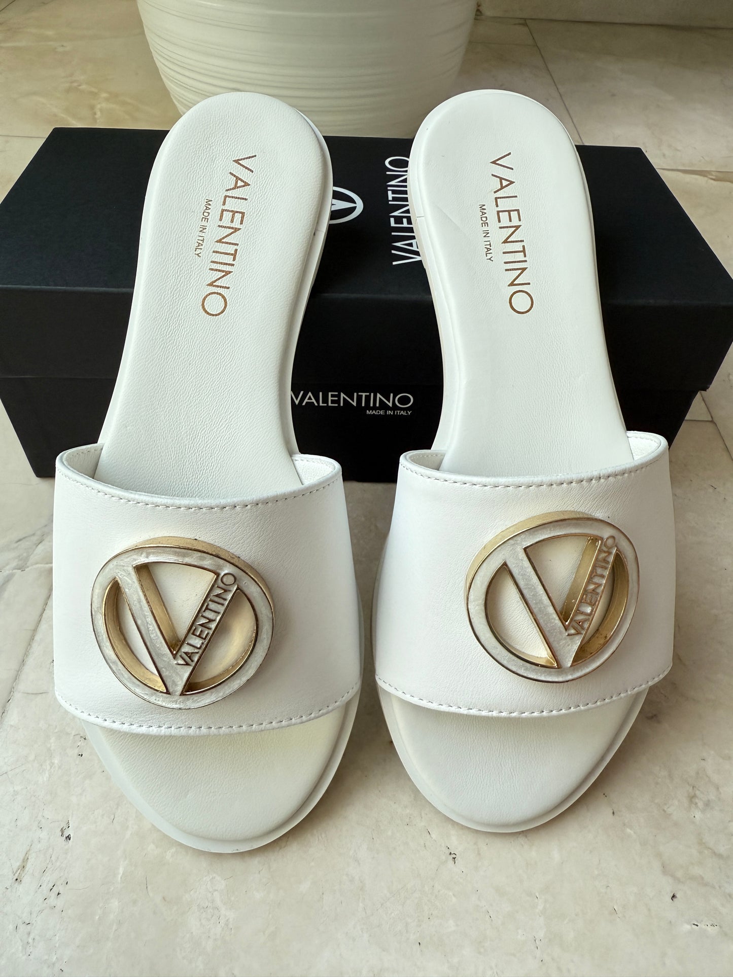 VALENTINO BY MARIO VALENTINO BUGOLA LEATHER LOGO SLIDE SANDAL WHITE SLIDES