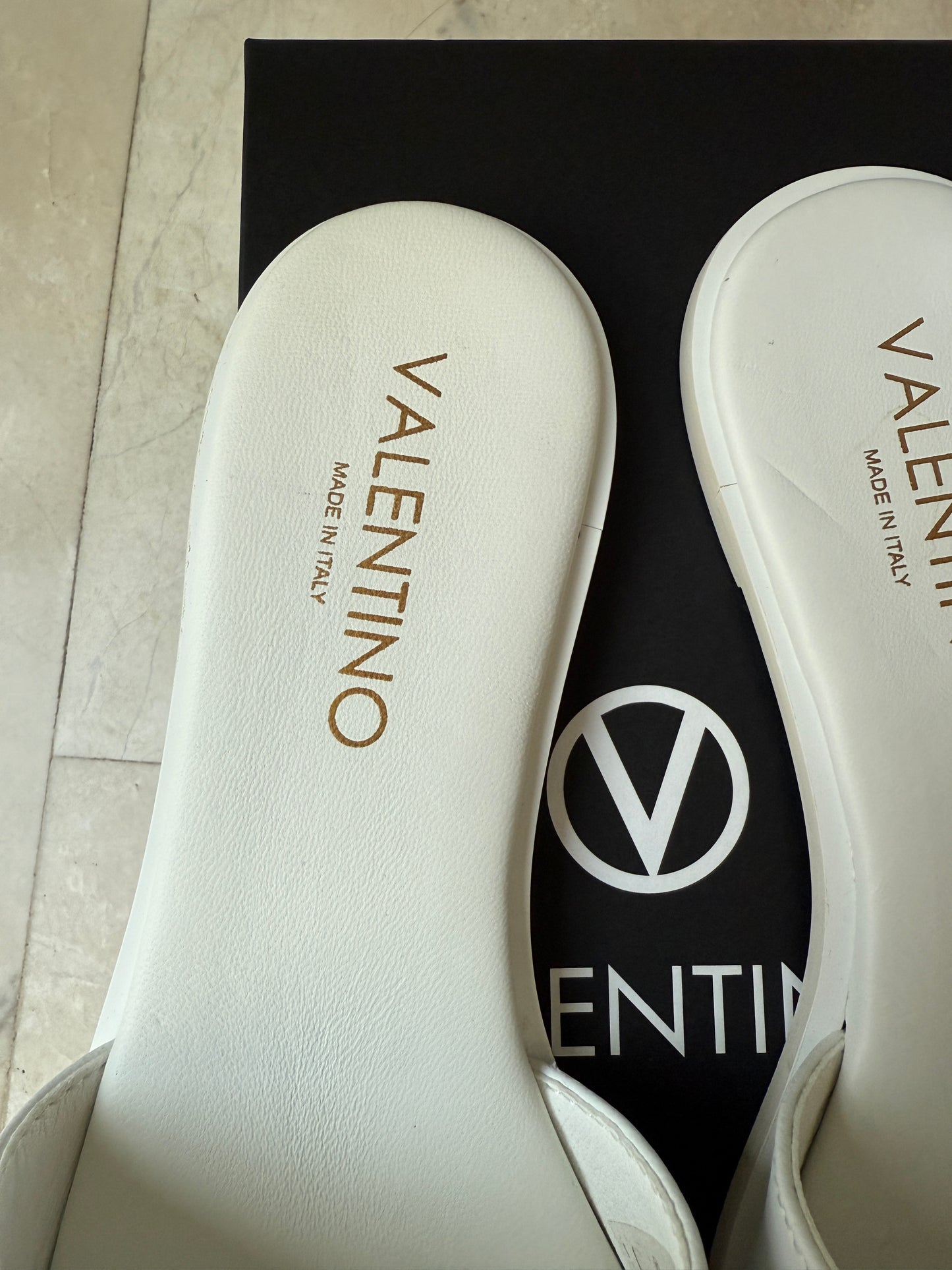 VALENTINO BY MARIO VALENTINO BUGOLA LEATHER LOGO SLIDE SANDAL WHITE SLIDES