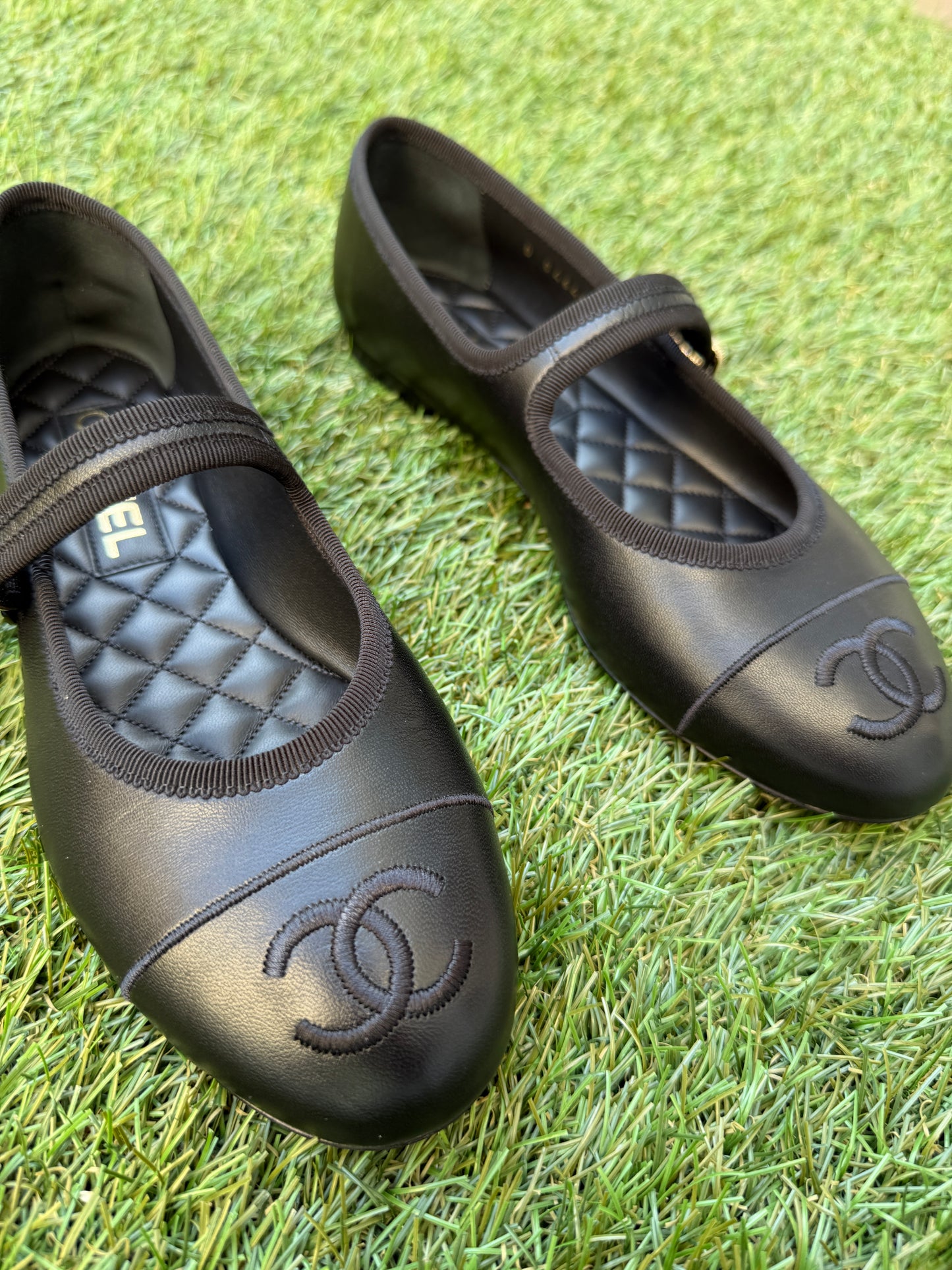 2025 CHANEL CC LOGO BLACK LEATHER CAP TOE MARYJANE BALLET FLATS SHOES GOLD BUCKLE