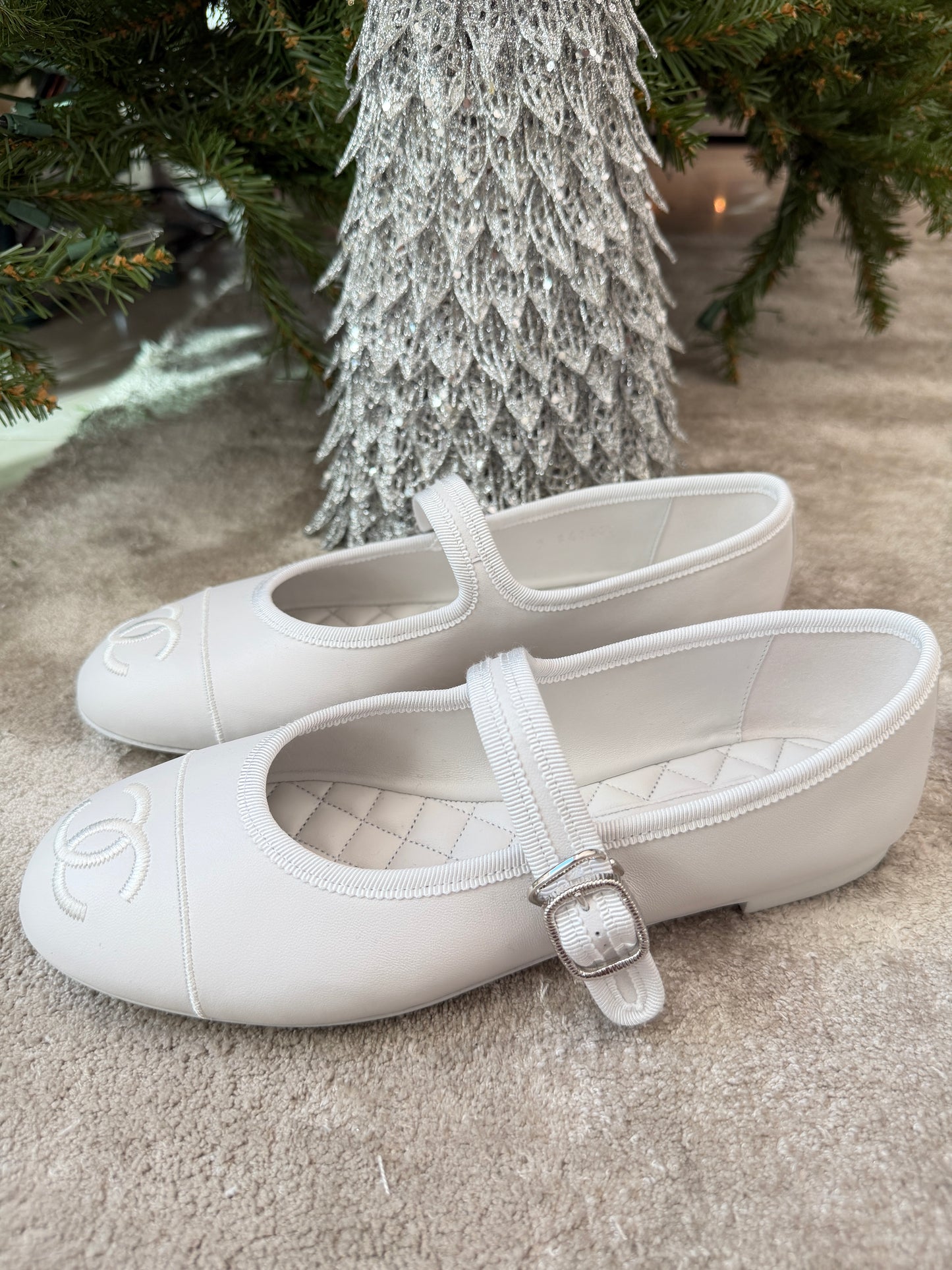 CHANEL CC LOGO WHITE LEATHER CAP TOE MARYJANE BALLET FLATS WITH SILVER BUCKLE BALLERINA