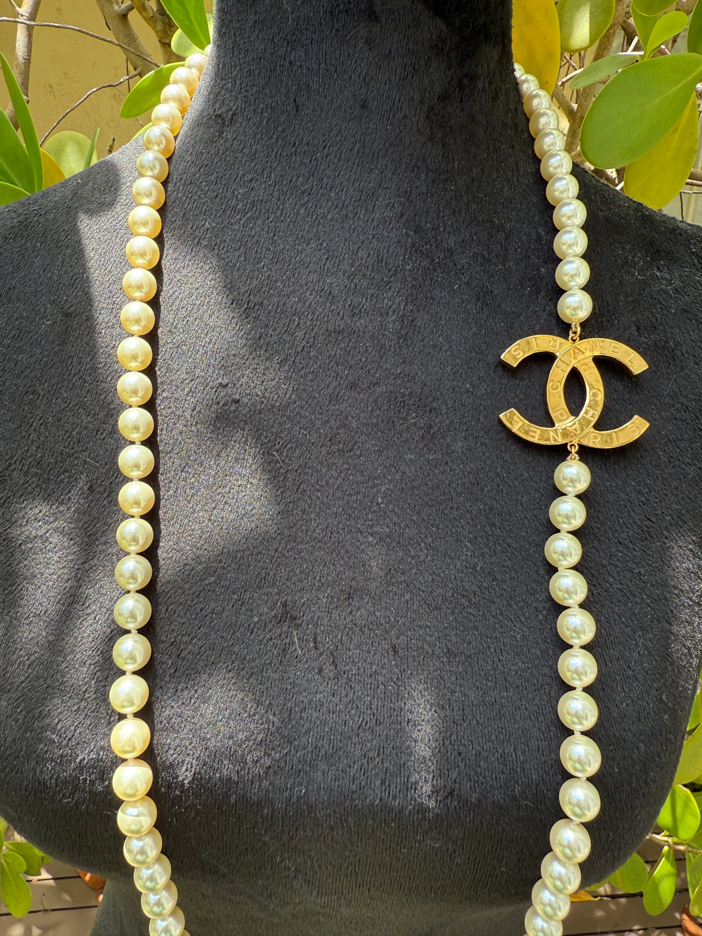CHANEL 2023A GOLD TONE ICONIC BIG CC LOGO WHITE PEARLS NECKLACE BUTTON CHARM LONG