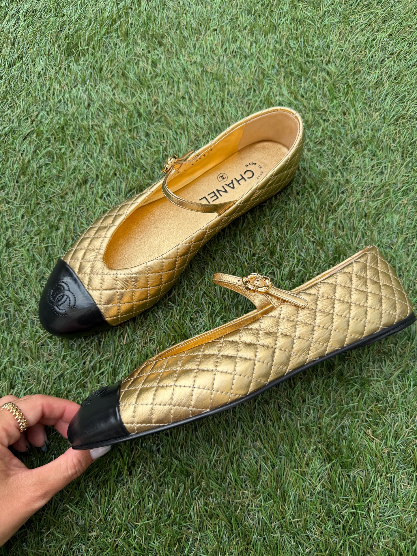 2025 CHANEL CC LOGO METALLIC GOLD LEATHER MARYJANE BALLET BALLERINA FLATS SHOES BUCKLE QUILTED PATENT BLACK CAP TOE