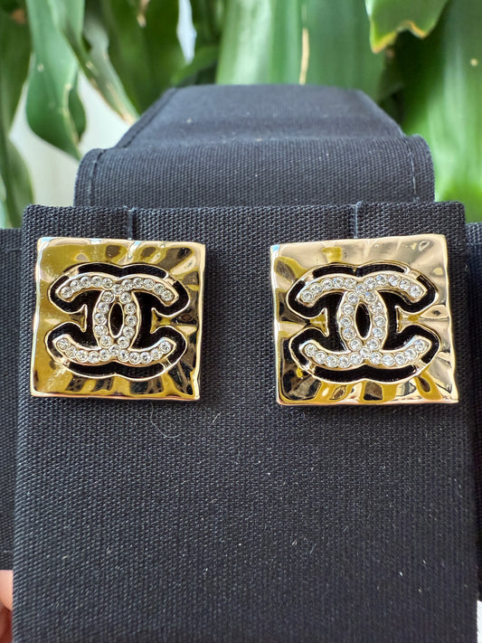 2022S CHANEL RUNWAY SQUARE GOLD CC LOGO WHITE CRYSTALS EARRINGS STUDS 22S STRASS