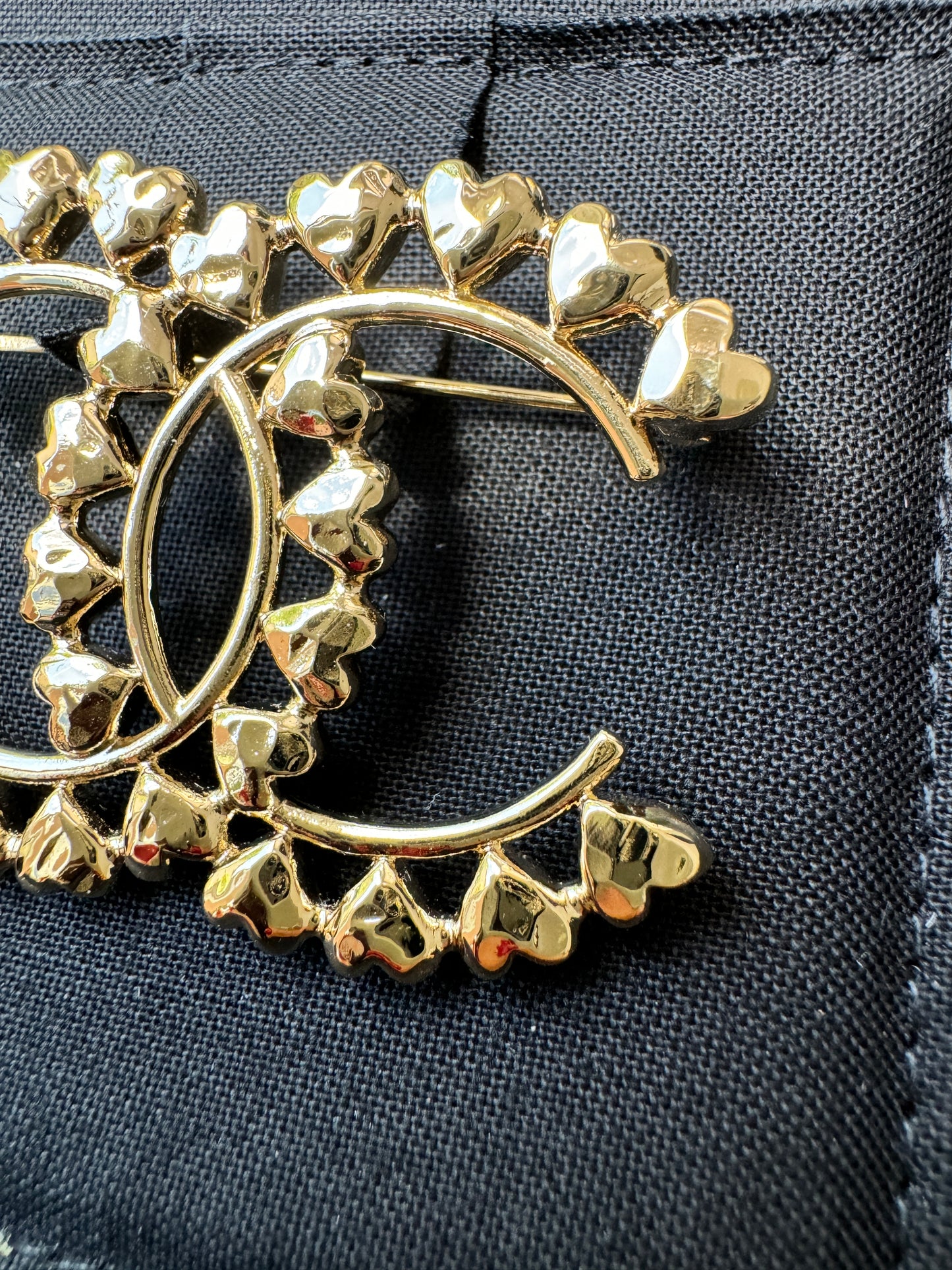 CHANEL 23P CLASSIC GOLD TONE LARGE BIG CC LOGO HEARTS HEART BROOCH PIN