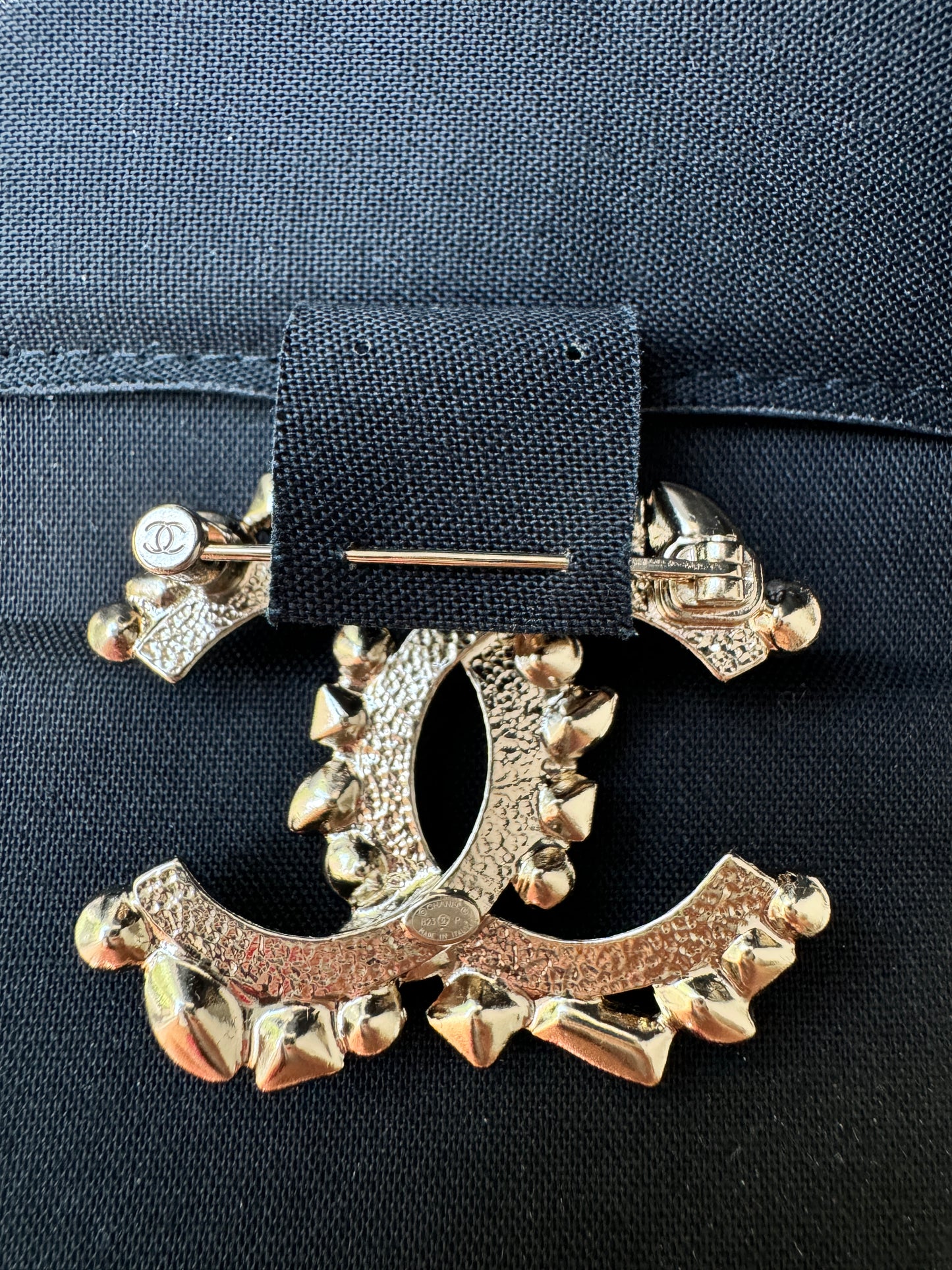 CHANEL 23P CLASSIC GOLD TONE LARGE CC LOGO CRYSTAL BAGUETTE BROOCH PIN