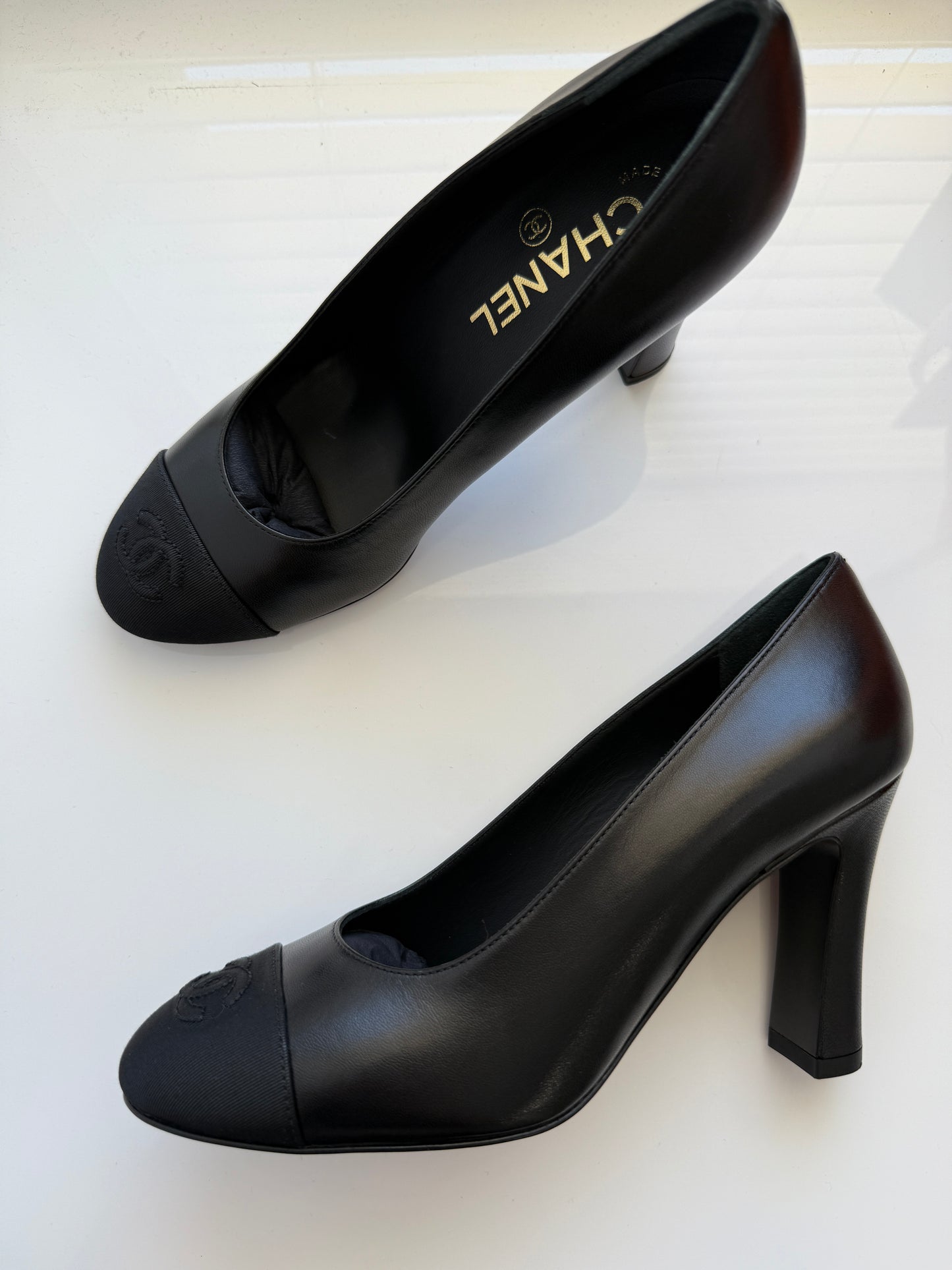 CHANEL CLASSIC CC LOGO GROSGRAIN CAP TOE BLACK LAMBSKIN LEATHER HEELS PUPMS