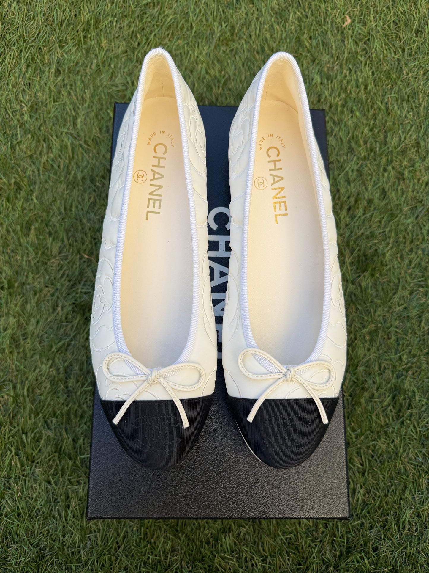 CHANEL WHITE LOGO CAMELLIA EMBOSSED EMBROIDERED FABRIC NYLON BALLET BALLERINA FLATS CAP TOE