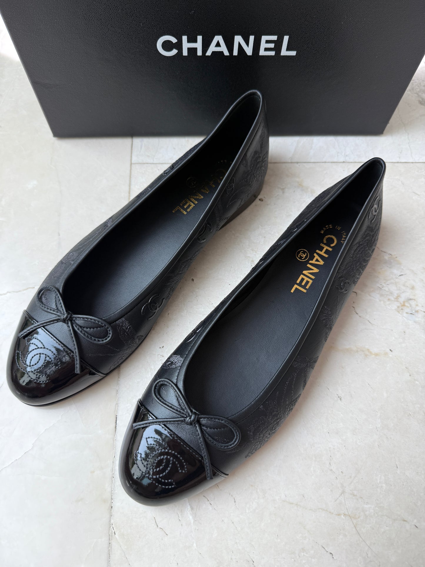 CHANEL CC LOGO STAMPED EMBOSSED CAMELLIA BLACK LEATHER BALLET BALLERINA FLATS SHOES