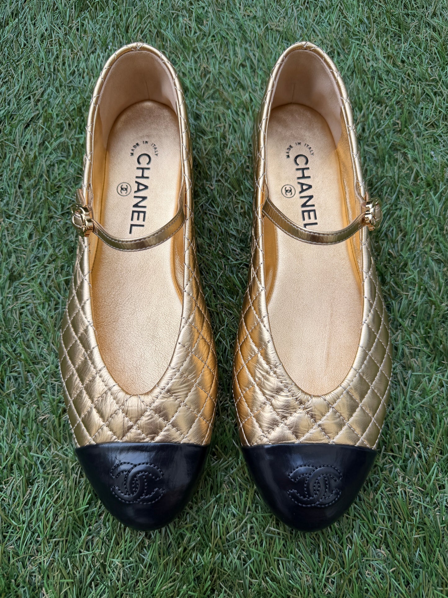 2025 CHANEL CC LOGO METALLIC GOLD LEATHER MARYJANE BALLET BALLERINA FLATS SHOES BUCKLE QUILTED PATENT BLACK CAP TOE