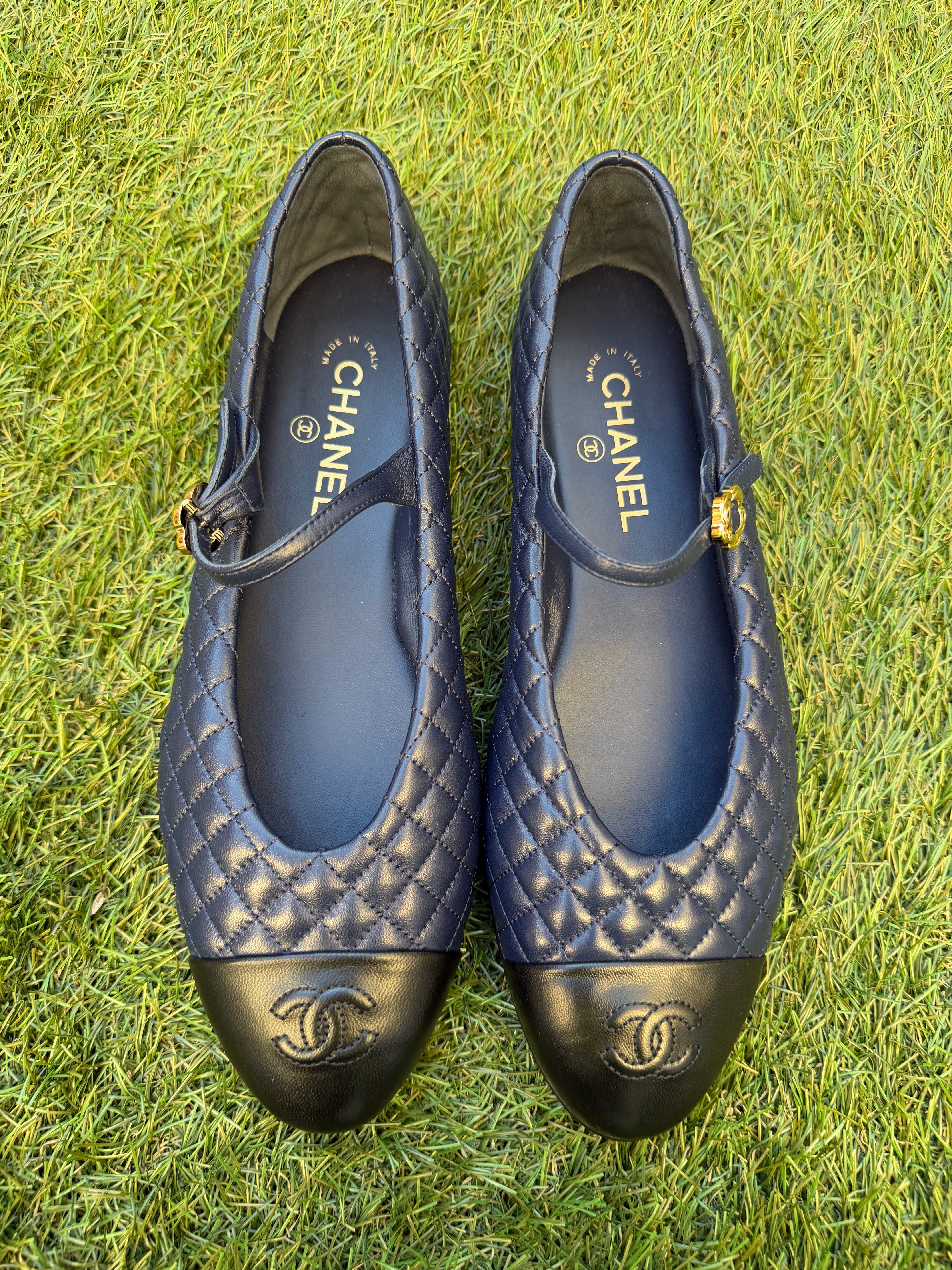 CHANEL　シャネル　パンプス　ダークネイビー　バイカラー　リボン　21.5㎝ 2025 CHANEL CC LOGO BLUE NAVY LEATHER MARYJANE BALLET BALLERINA