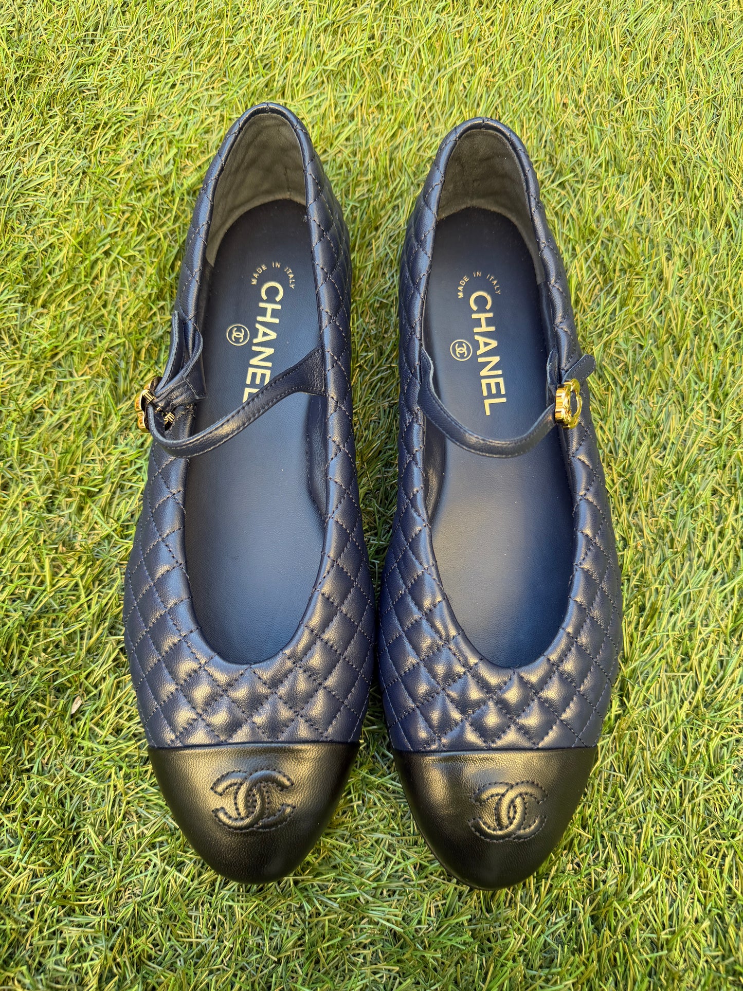 2025 CHANEL CC LOGO BLUE NAVY LEATHER MARYJANE BALLET BALLERINA FLATS SHOES GOLD BUCKLE QUILTED BLACK CAP TOE