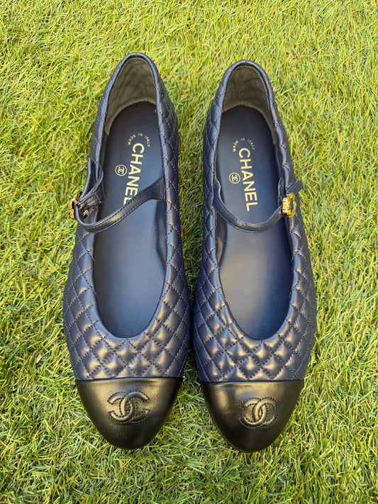 2025 CHANEL CC LOGO BLUE NAVY LEATHER MARYJANE BALLET BALLERINA FLATS SHOES GOLD BUCKLE QUILTED BLACK CAP TOE