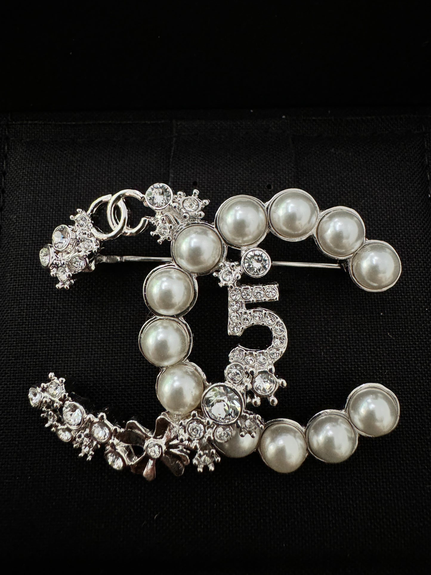 CHANEL 23P CLASSIC SILVER TONE LARGE CC LOGO CRYSTALS PEARL CRYSTAL BROOCH PIN